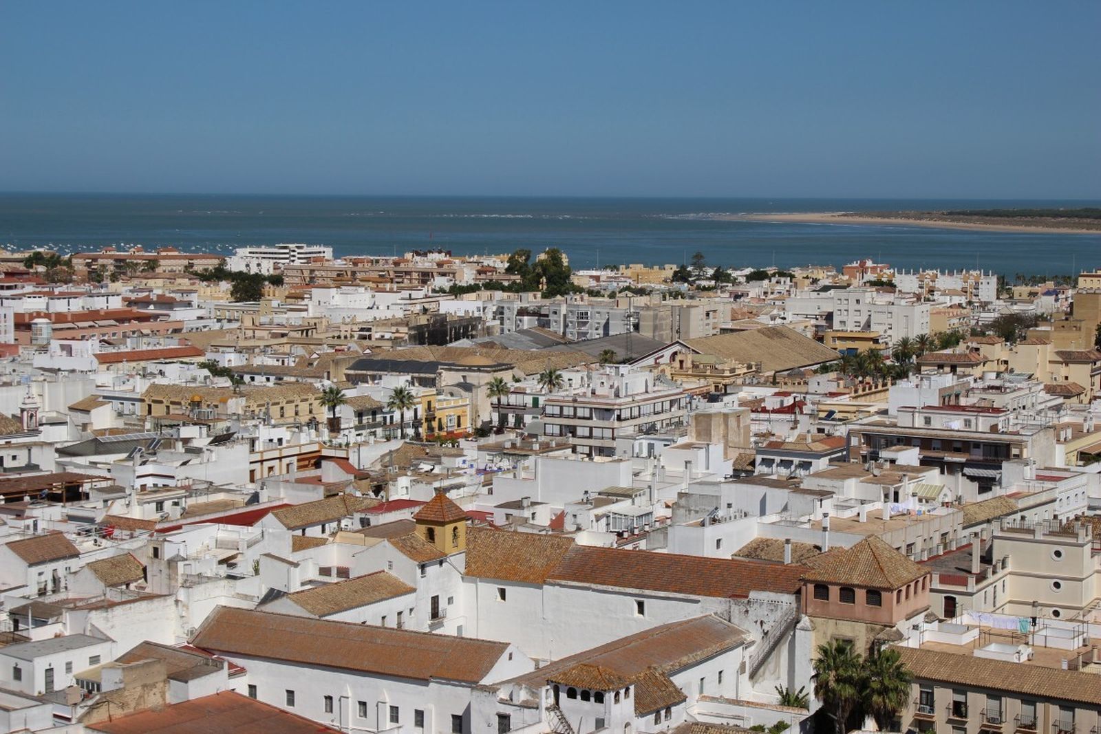 Vista de la ciudad, con la desembocadura del río Guadalquivir al fondo.