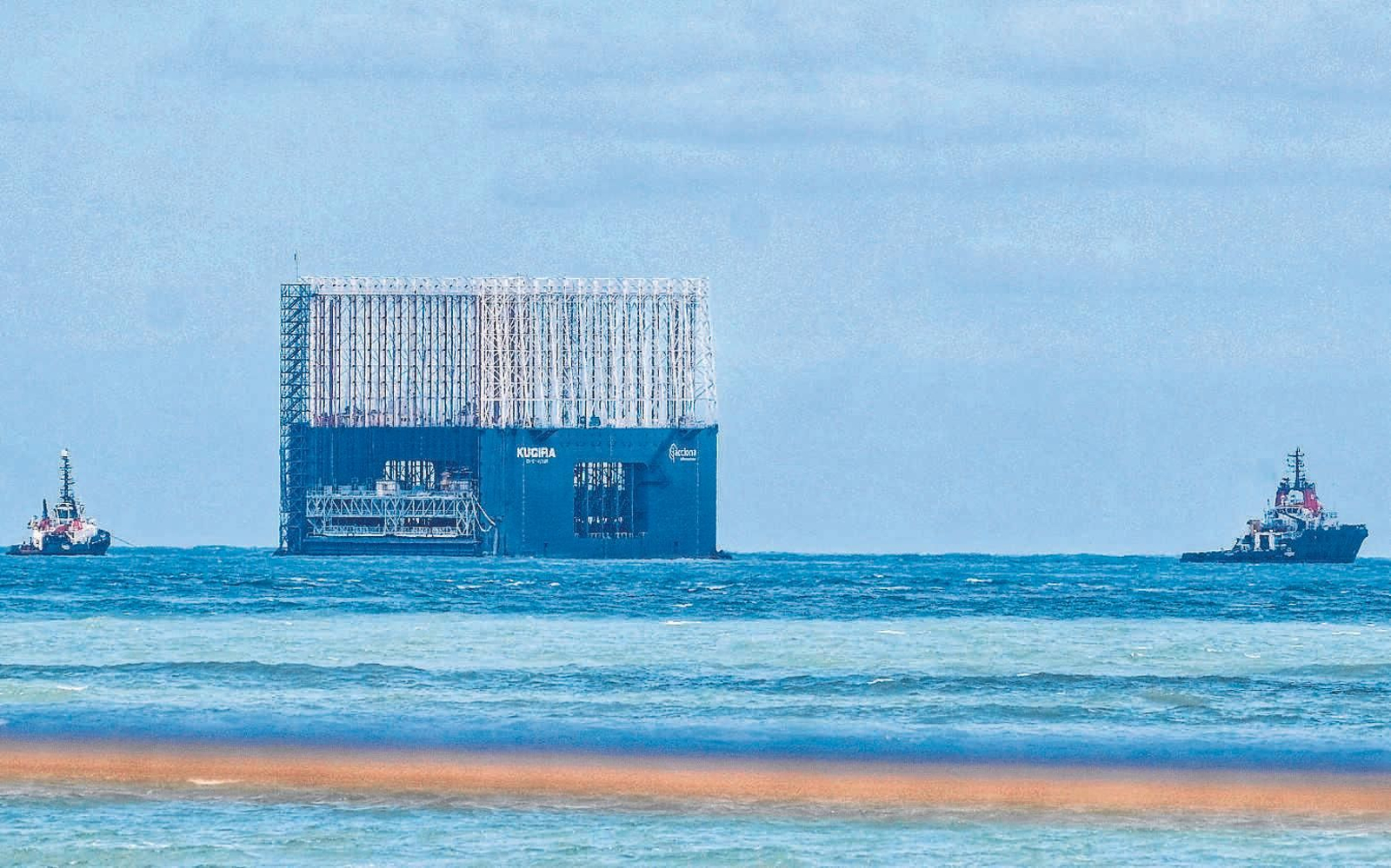 El ‘Kugira’, ya en aguas gaditanas, camino del Muelle 5 del puerto de Cádiz. El ‘Kugira’, ya en aguas gaditanas, camino del Muelle 5 del puerto de Cádiz.