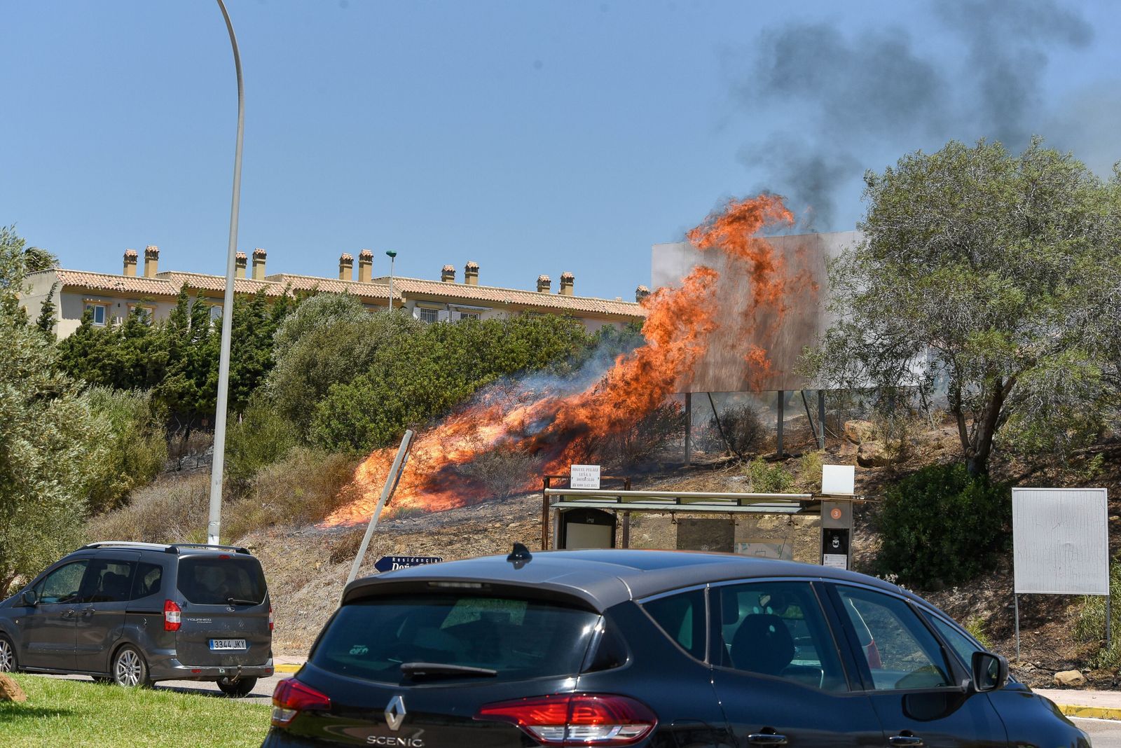 El fuego aproximándose a las viviendas en Santa Margarita, en La Línea.
