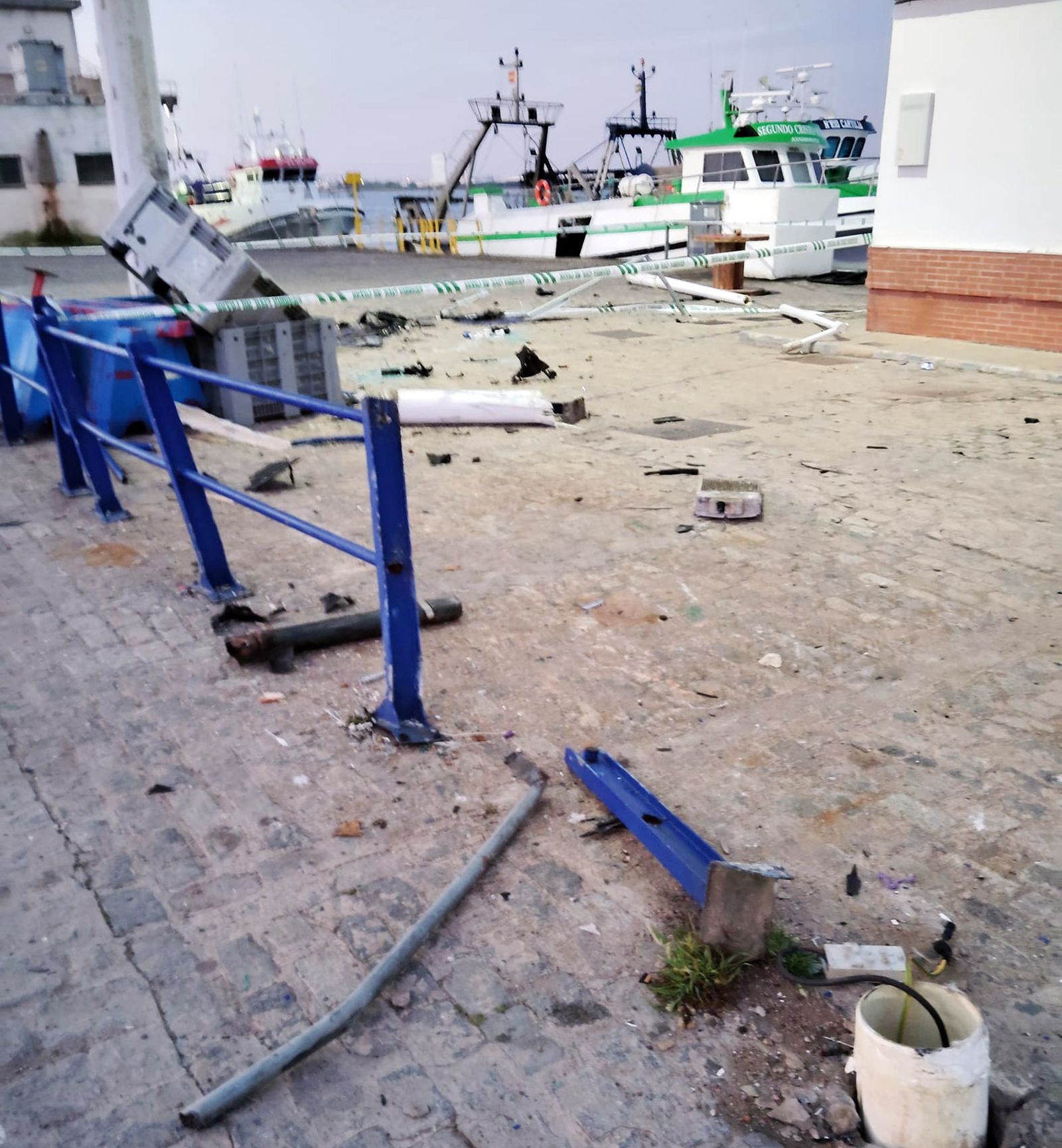 El accidente ocasionó numerosos daños en el mobiliario urbano de la zona