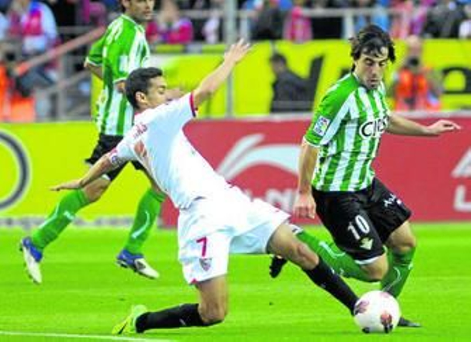Los internacionales Jesús Navas y Beñat disputan un balón en el último derbi, jugado en Nervión el pasado 2 de mayo.