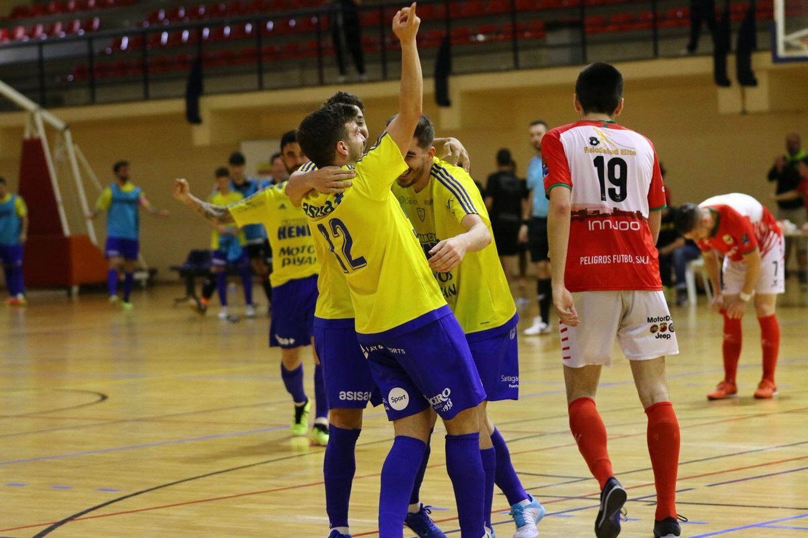 Los jugadores del Cádiz CF Virgili festejan uno de sus tres tantos al Peligros.