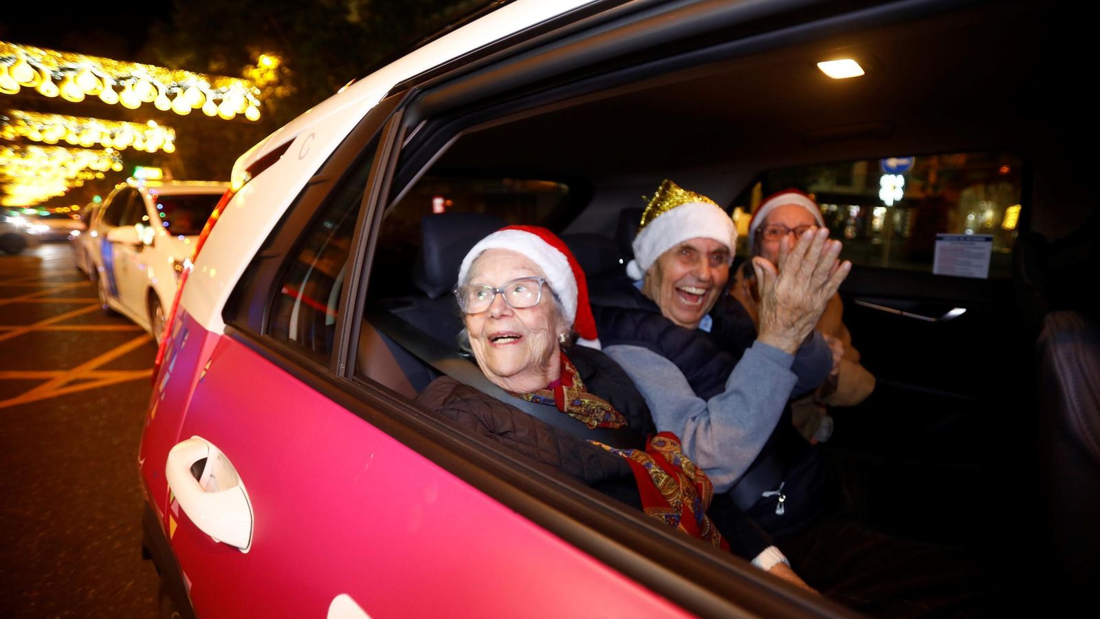 Varias personas mayores disfrutan del Paseo de la Ilusión.