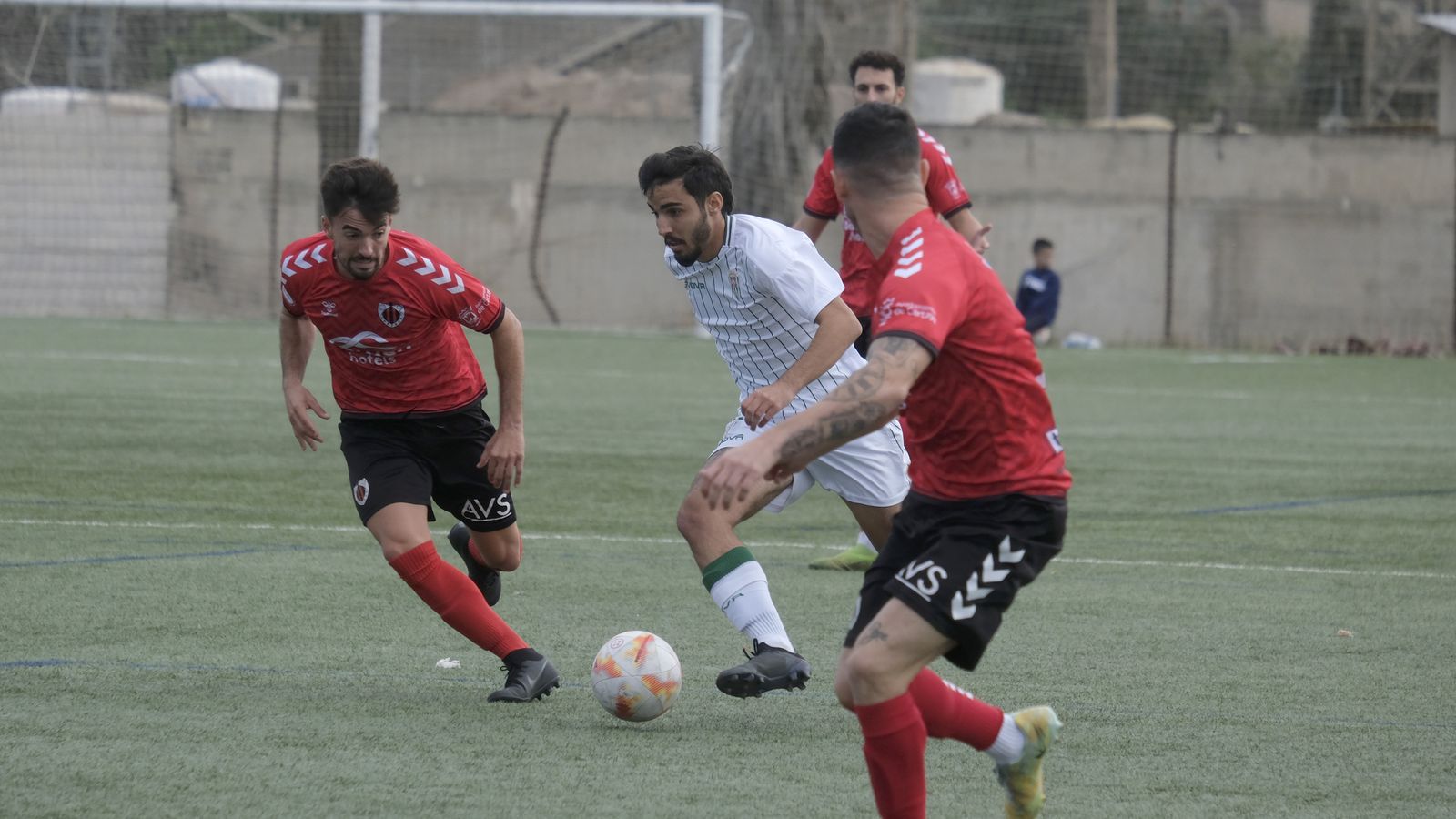 Abreu circula el balón rodeado de jugadores del Cartaya.