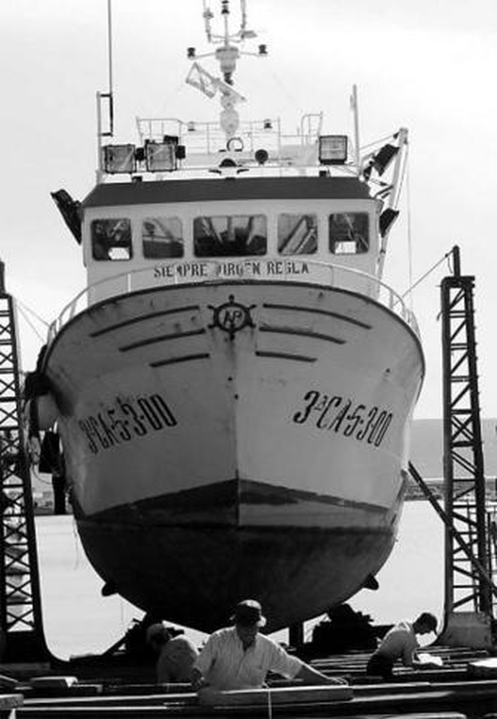 El pesquero 'Siempre Virgen Regla', en el instante de ser colocado en seco.