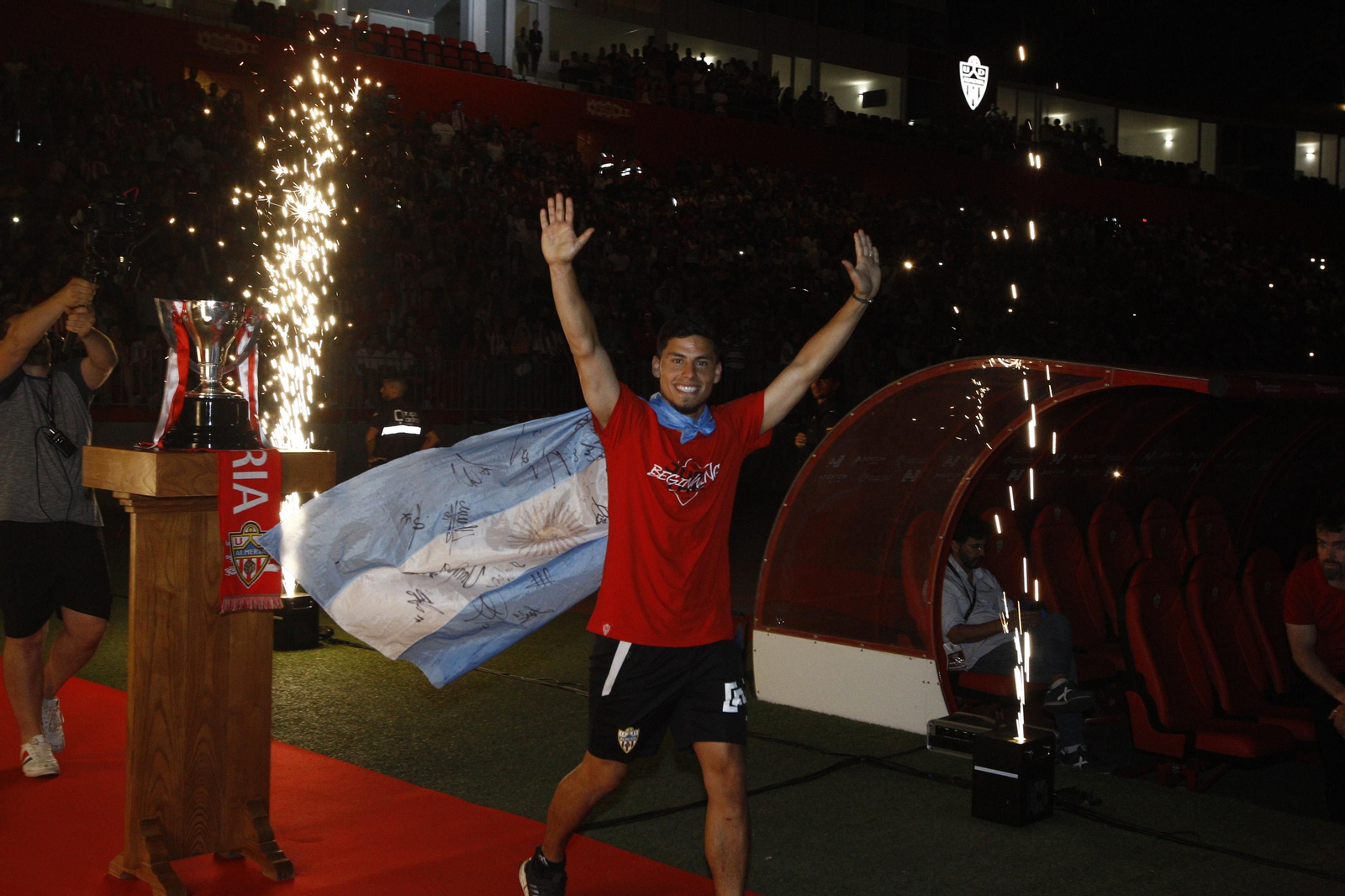 Las imágenes de la fiesta del ascenso de la U.D. Almería en el Estadio Mediterráneo.