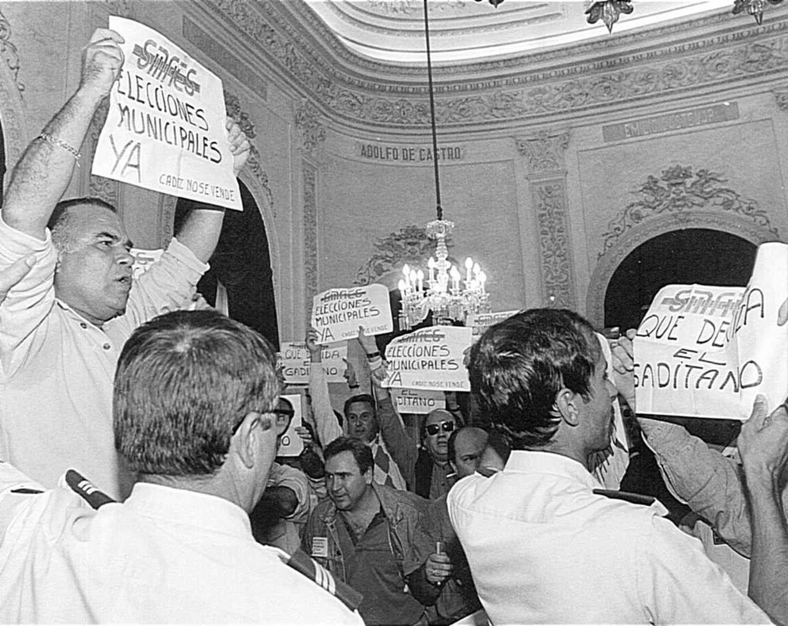 El pleno municipal donde se aprobó el fin de los SMAES.