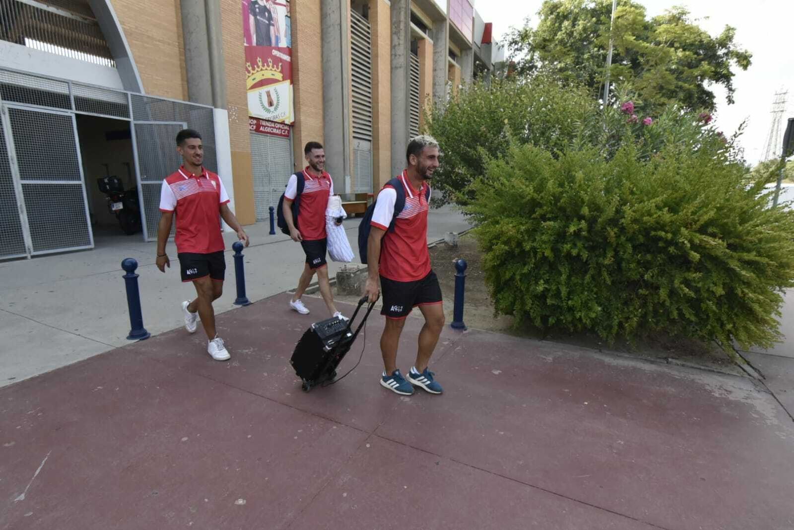 Los jugadores del Algeciras se disponen a montarse en el autobús, este sábado.