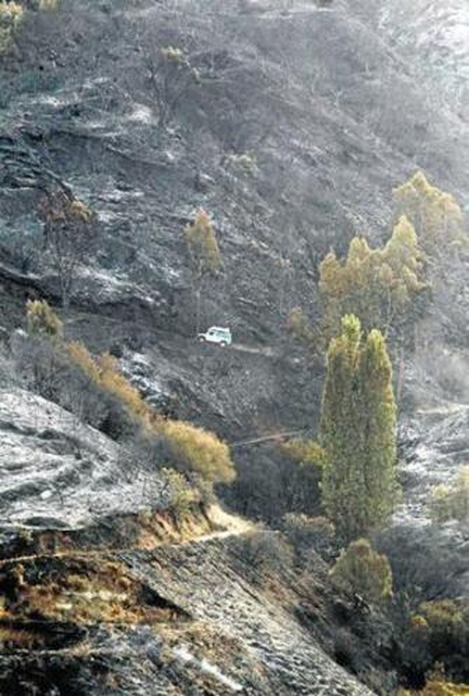 Un todoterreno recorre una de las laderas de la sierra de Ojén.