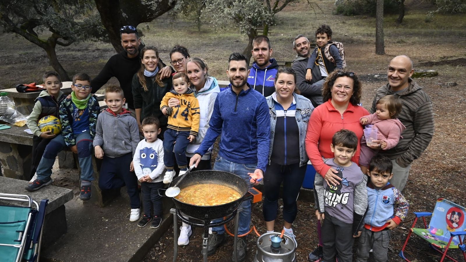 Adrián (sujetando el arroz) junto a su grupo en Los Villares.
