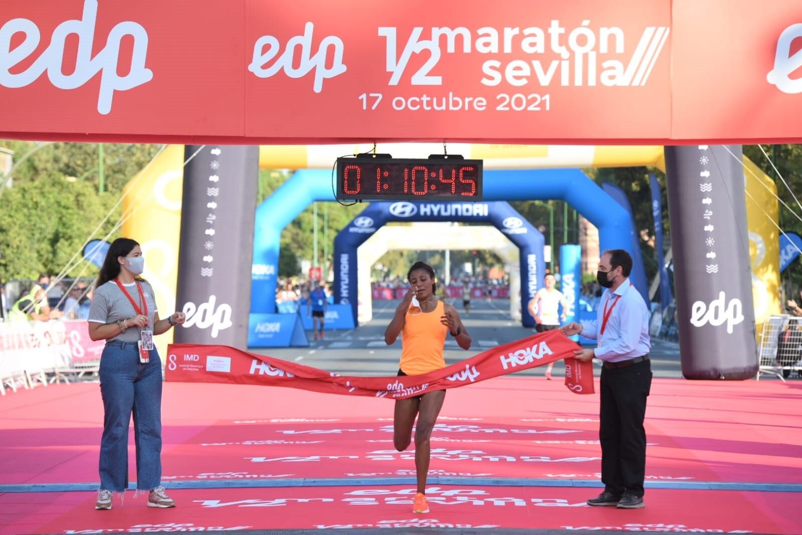 La etíope Tiruye Mesfin Aman entra en la meta a sólo 8 segundos del récord de la prueba.