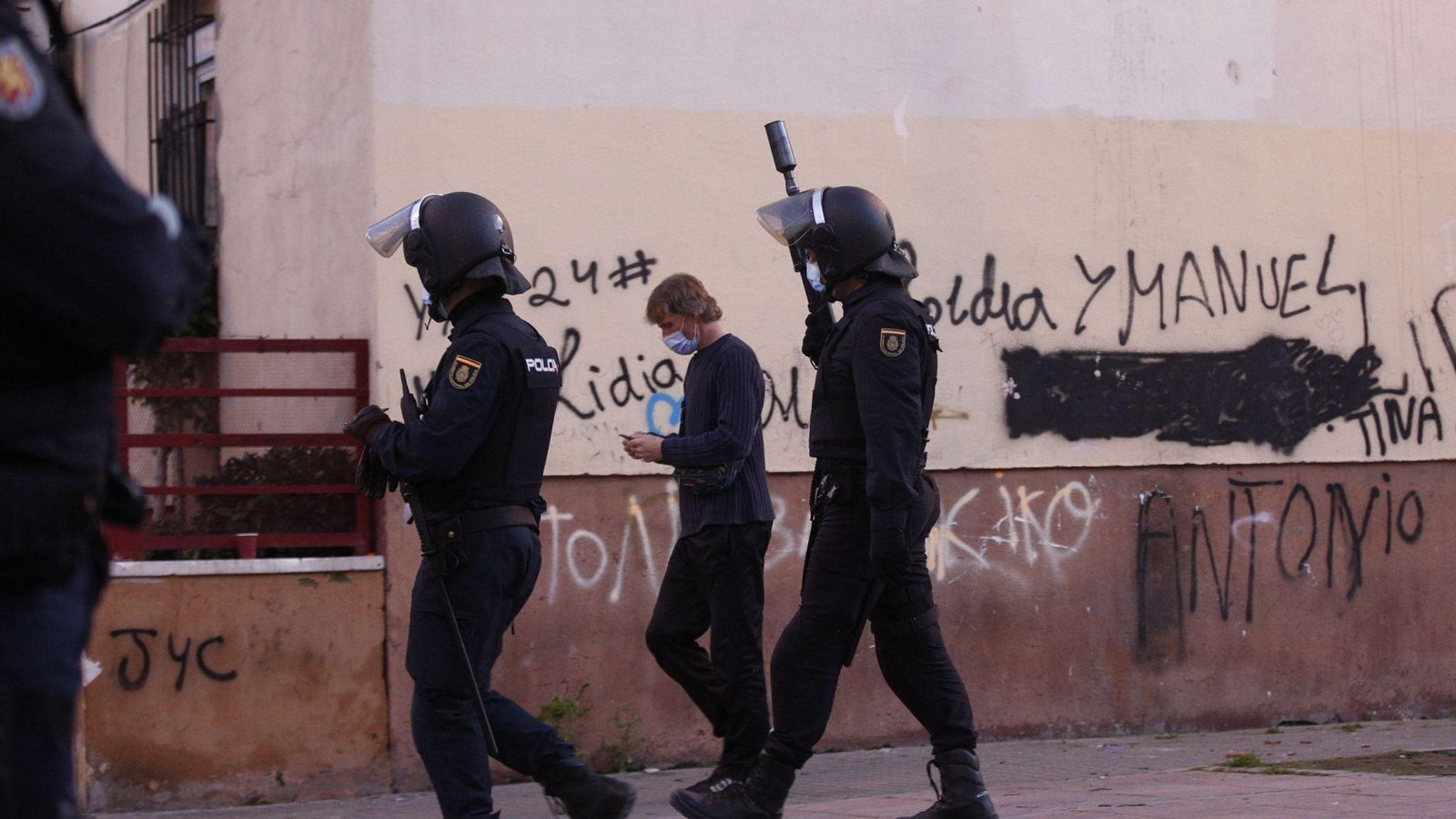 Antidisturbios desplegados por el Polígono Norte.