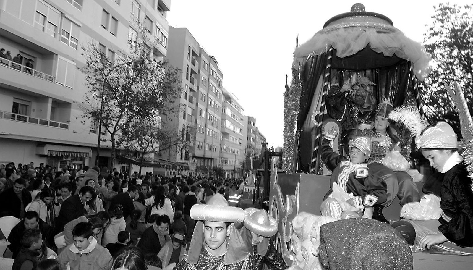 Cabalgata de la Ilusión de San Fernando en 2005: el trono del Rey Gaspar, representado por Juan Antonio Rodríguez