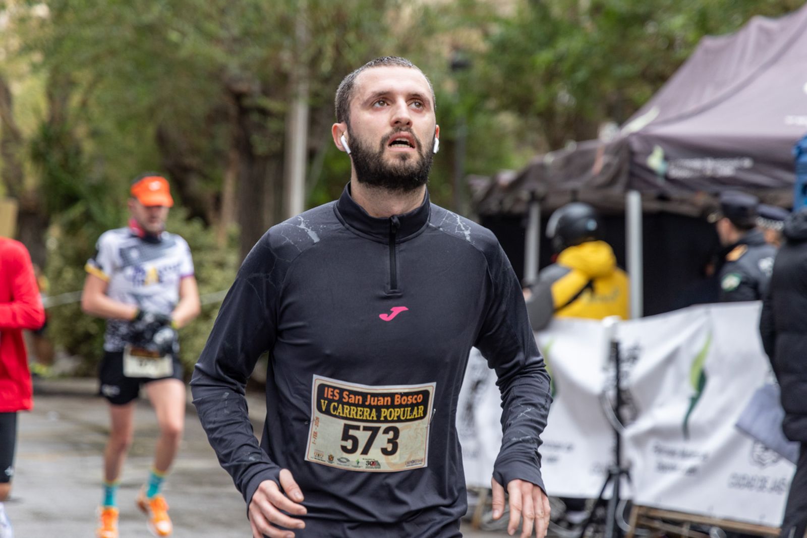 En imágenes: la lluvia no frena a más de un millar de corredores en la V Carrera Popular del IES San Juan Bosco (2)