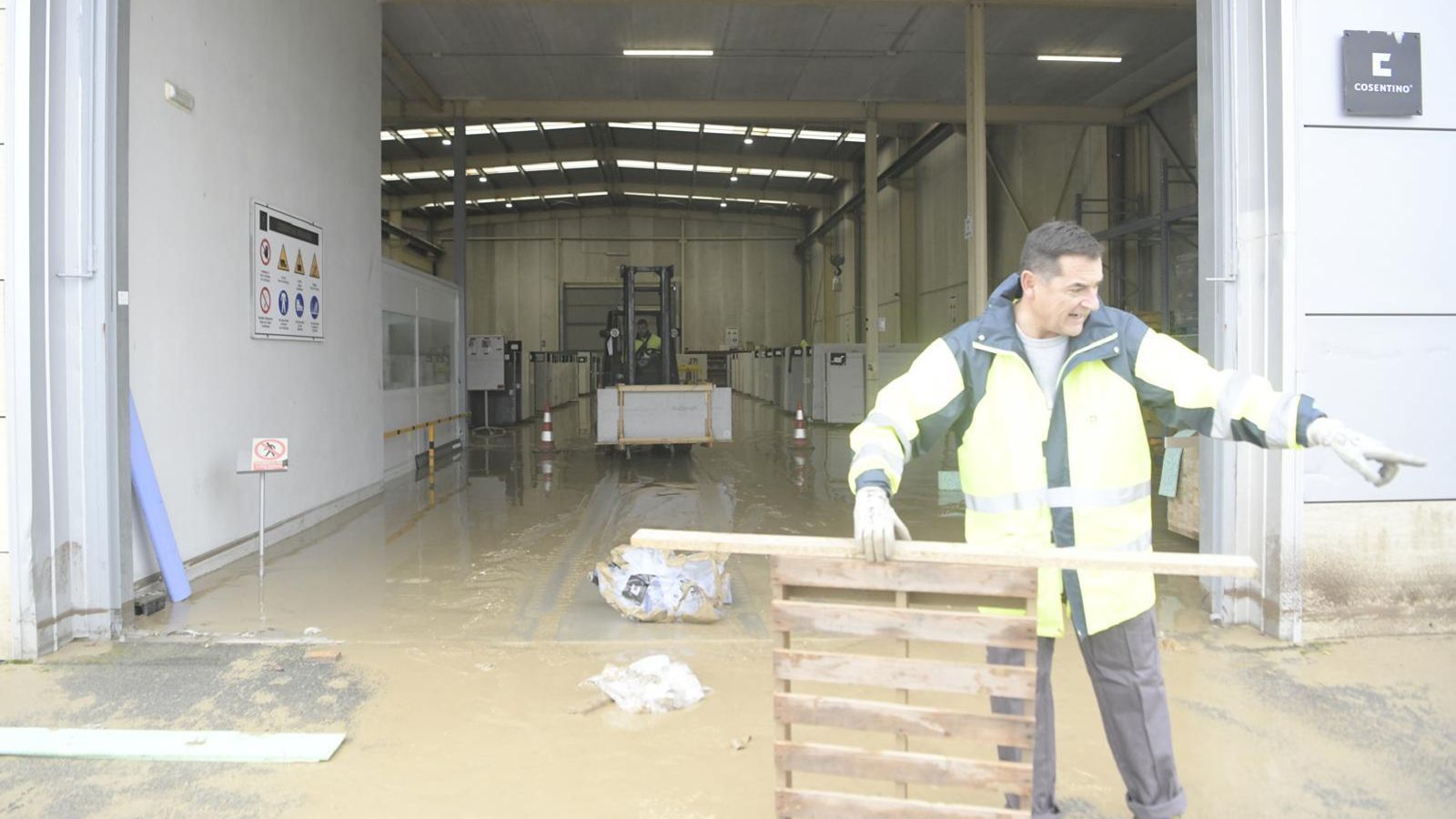Trabajadores en Santa Fe limpiando la sede de la empresa.