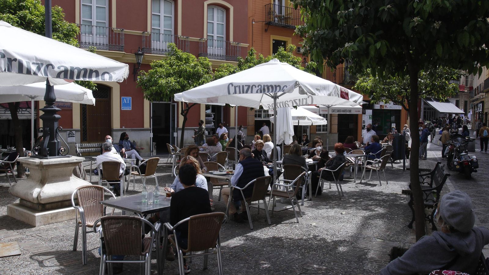Los veladores del Santa Marta, repletos de clientes desde bien temprano.