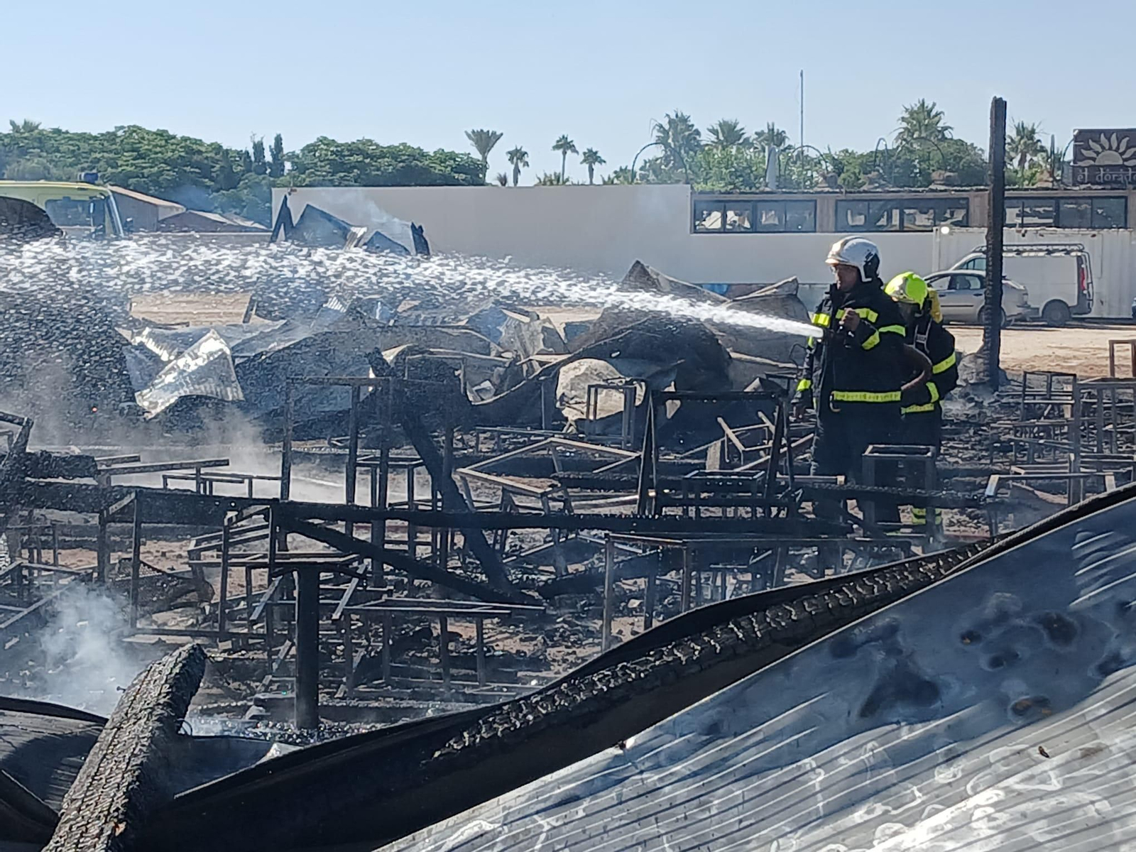 Las imágenes del incendio del chiringuito El Arenal de El Palmar