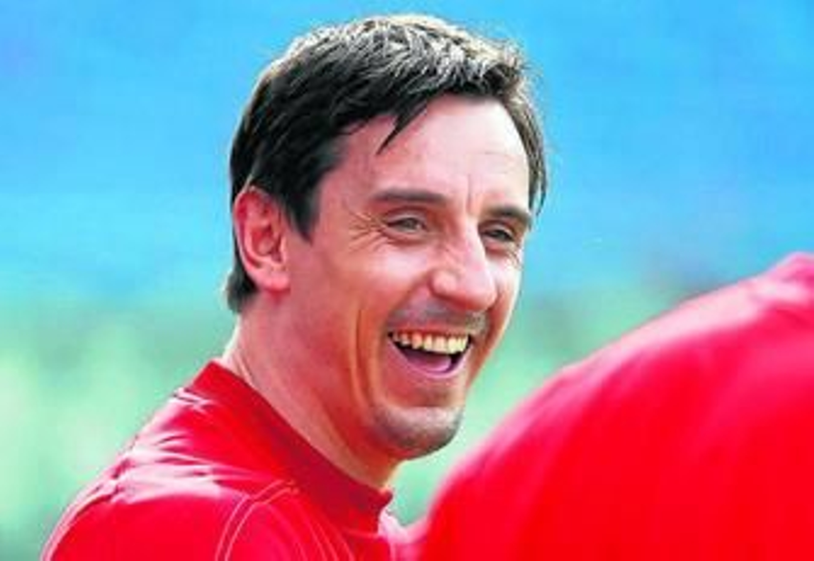 Gary Neville, sonriendo en una imagen de archivo en un reciente entrenamiento con la selección inglesa.