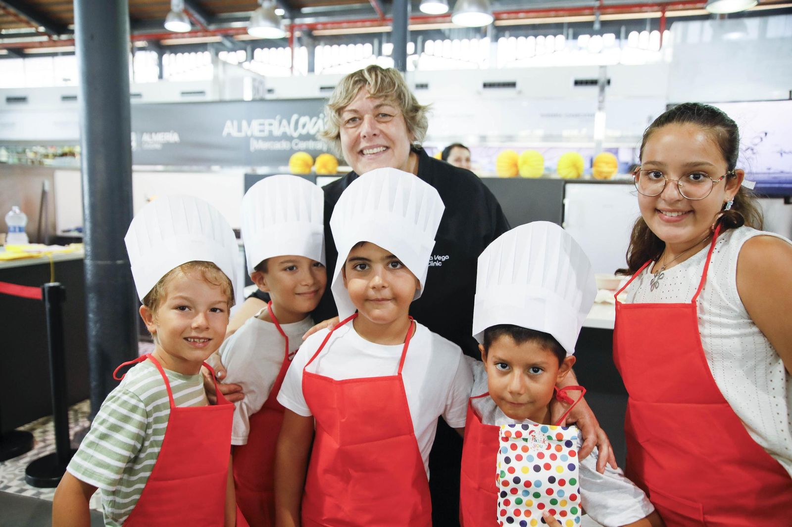Las imágenes del taller infantil de cocina en el mercado de Almería