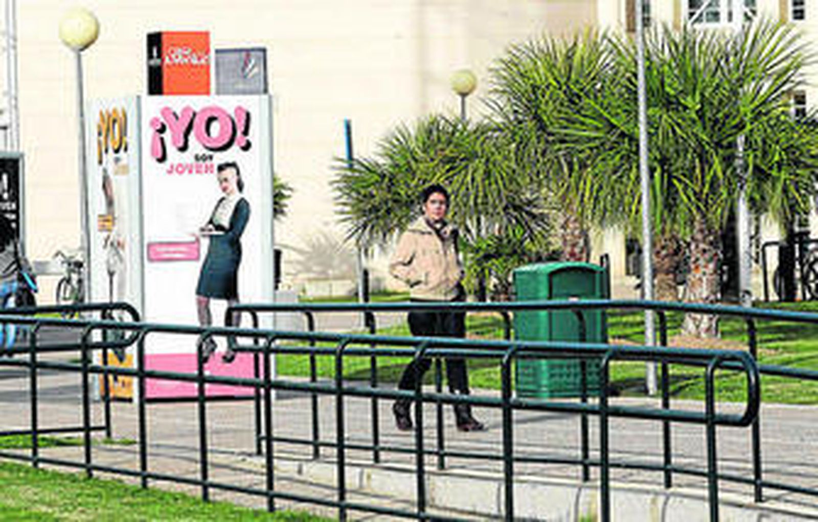 Un alumno pasea por el Campus de Rabanales.