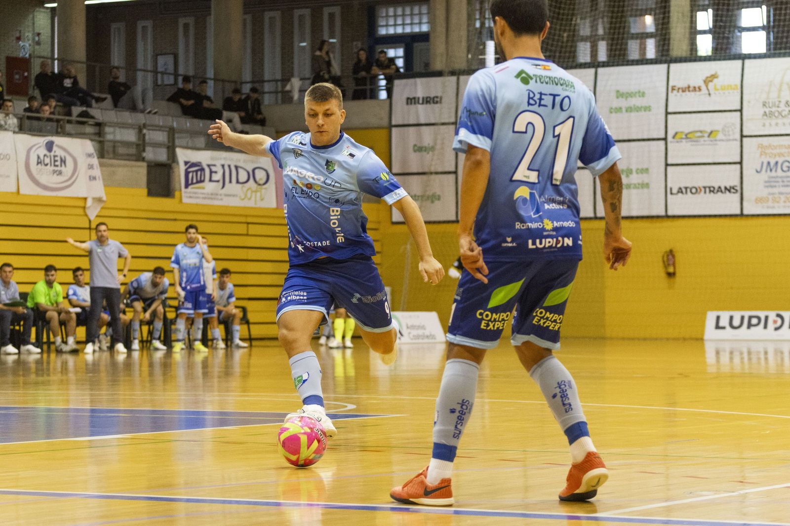 Cristian Rubio prepara la pierna para el disparo durante un encuentro disputad en casa por los celestes este curso.