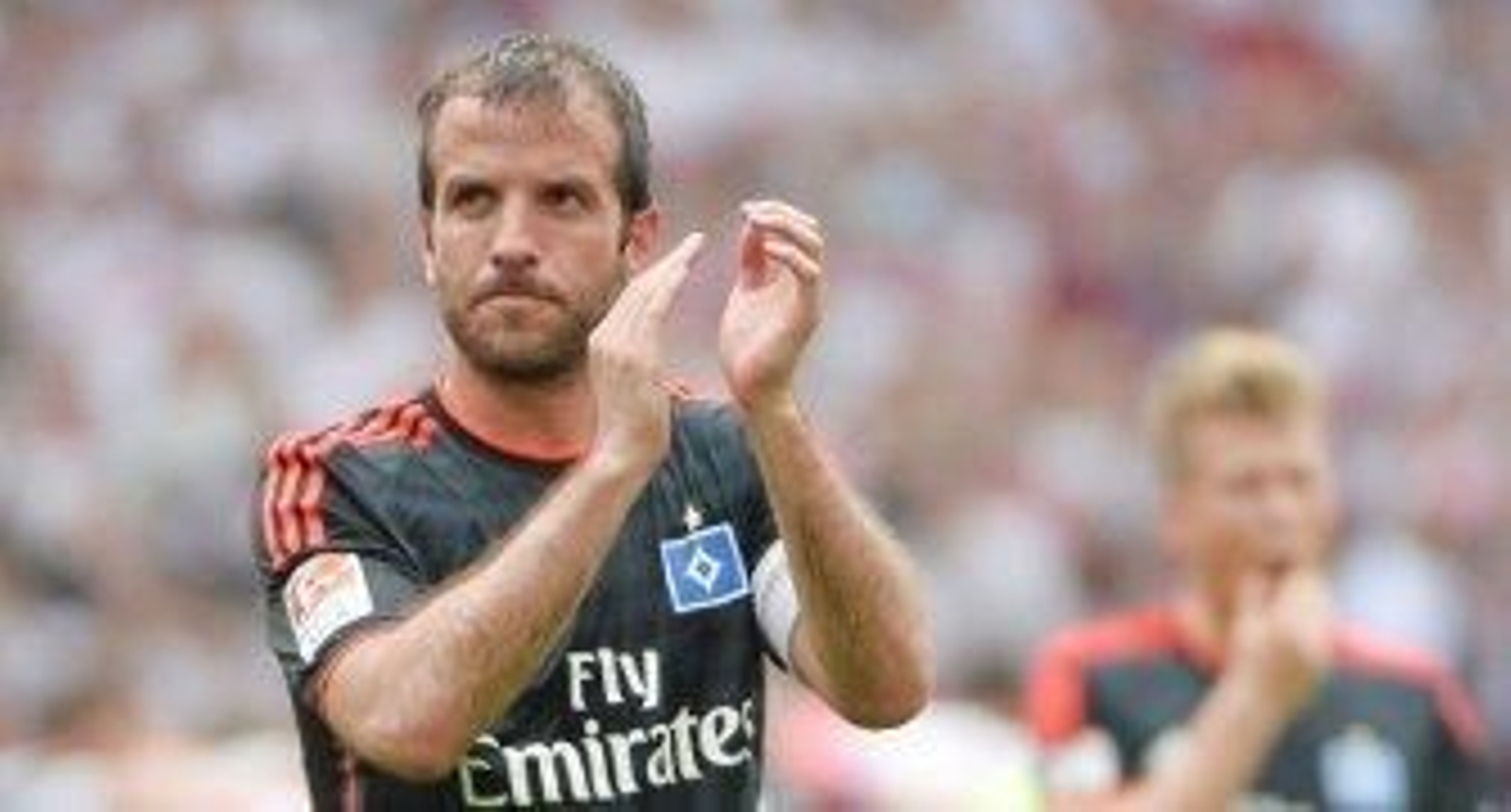 Rafael Van der Vaart aplaude a sus aficionados, tras el partido ante el Stuttgart. / EFE