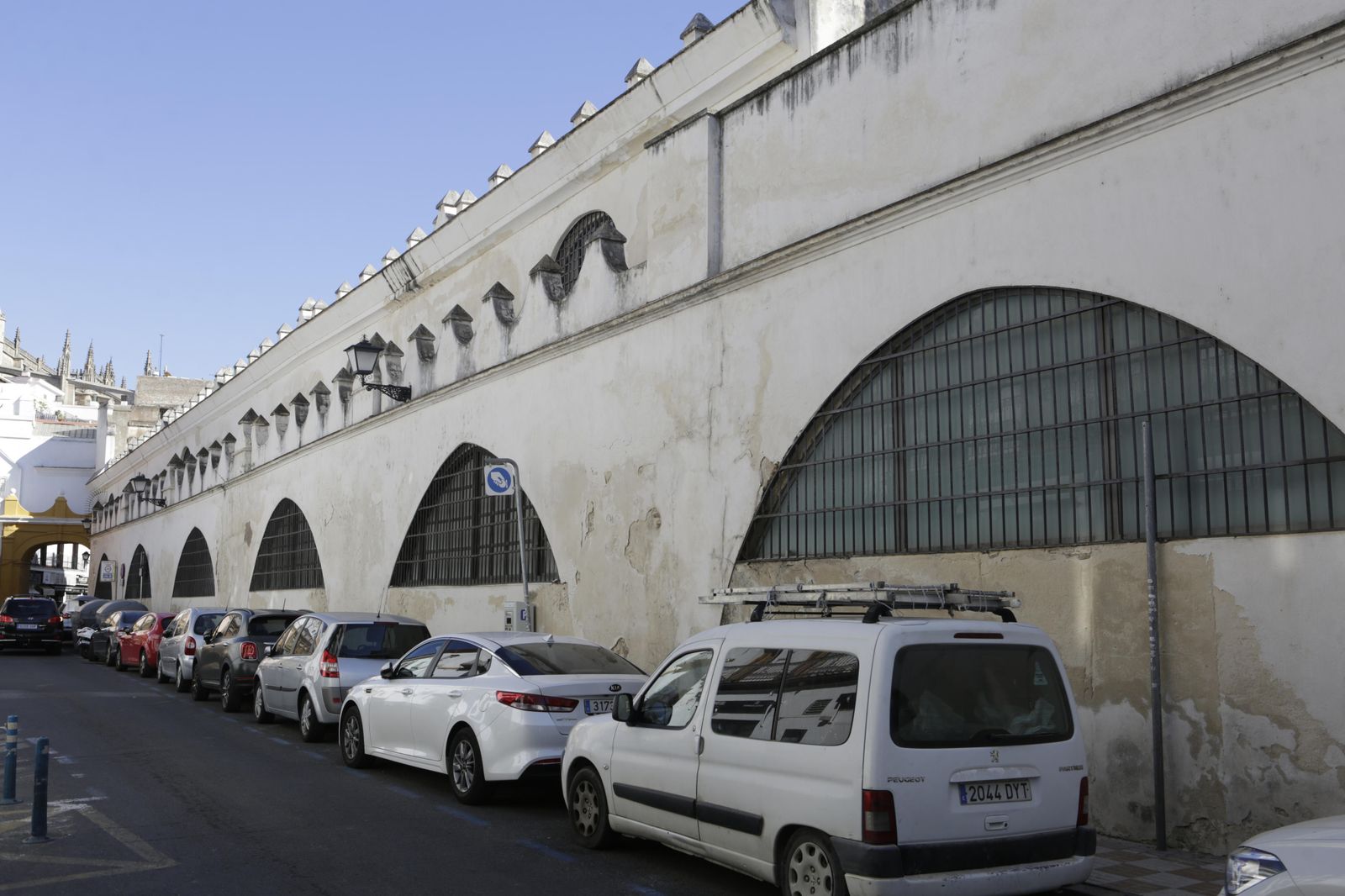 La fachada de las Atarazanas hacia la calle Dos de Mayo.