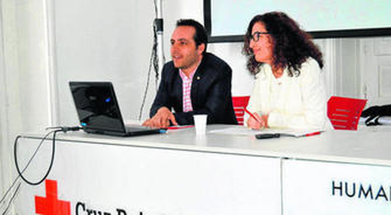 Francisco Vicente y María del Mar Pageo durante la presentación de la Memoria de Actividad de Cruz Roja.