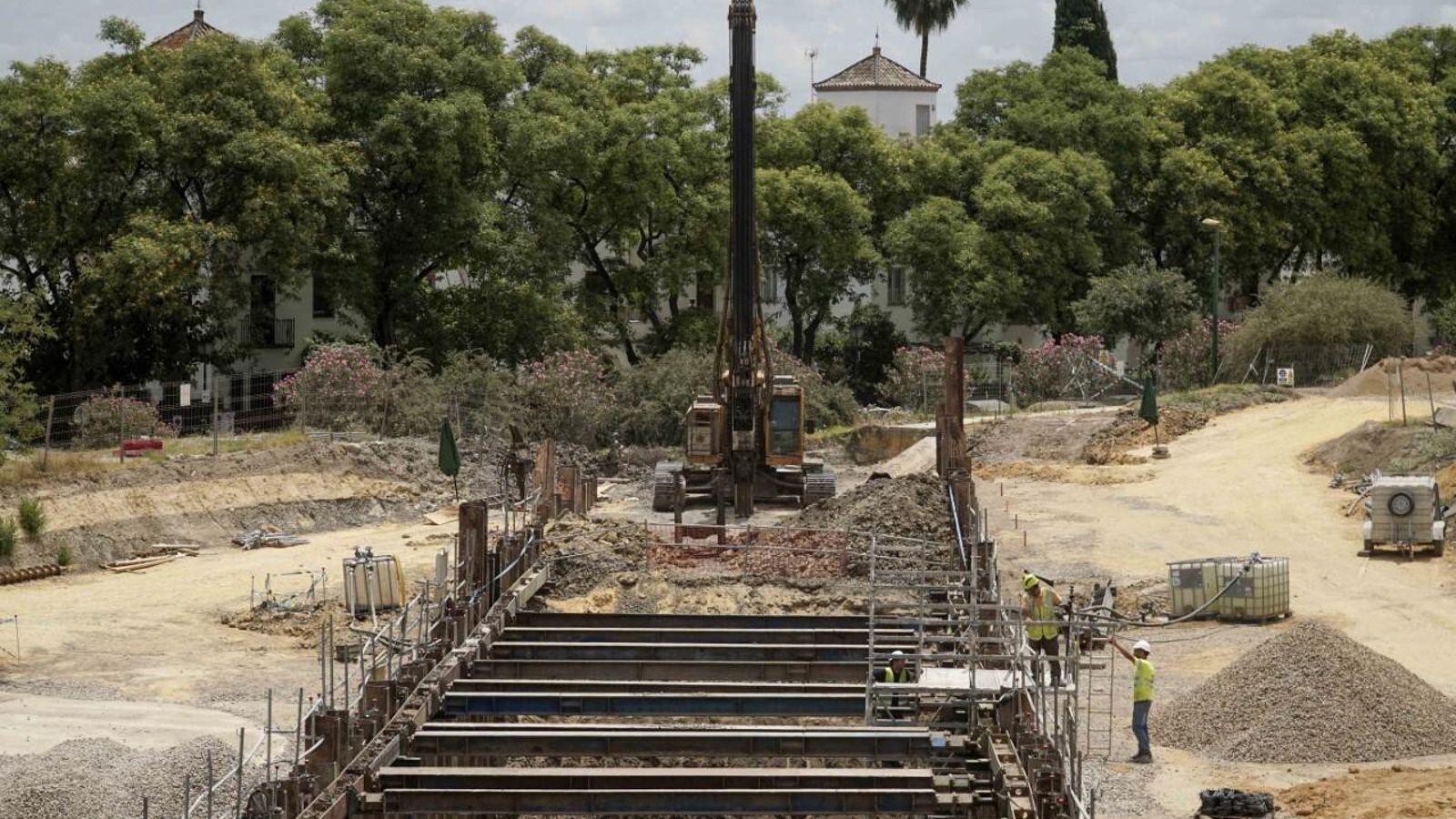 Vista de los chalets de Heliópolis a pocos metros de las obras del Colector Emisario Puerto.