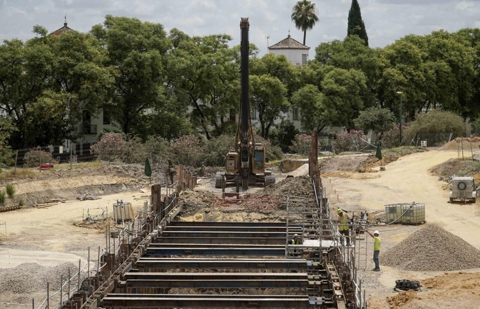 Vista de los chalets de Heliópolis a pocos metros de las obras de la primera fase de la ampliación del Colector Emisario Puerto. Vista de los chalets de Heliópolis a pocos metros de las obras de la primera fase de la ampliación del Colector Emisario Puerto.