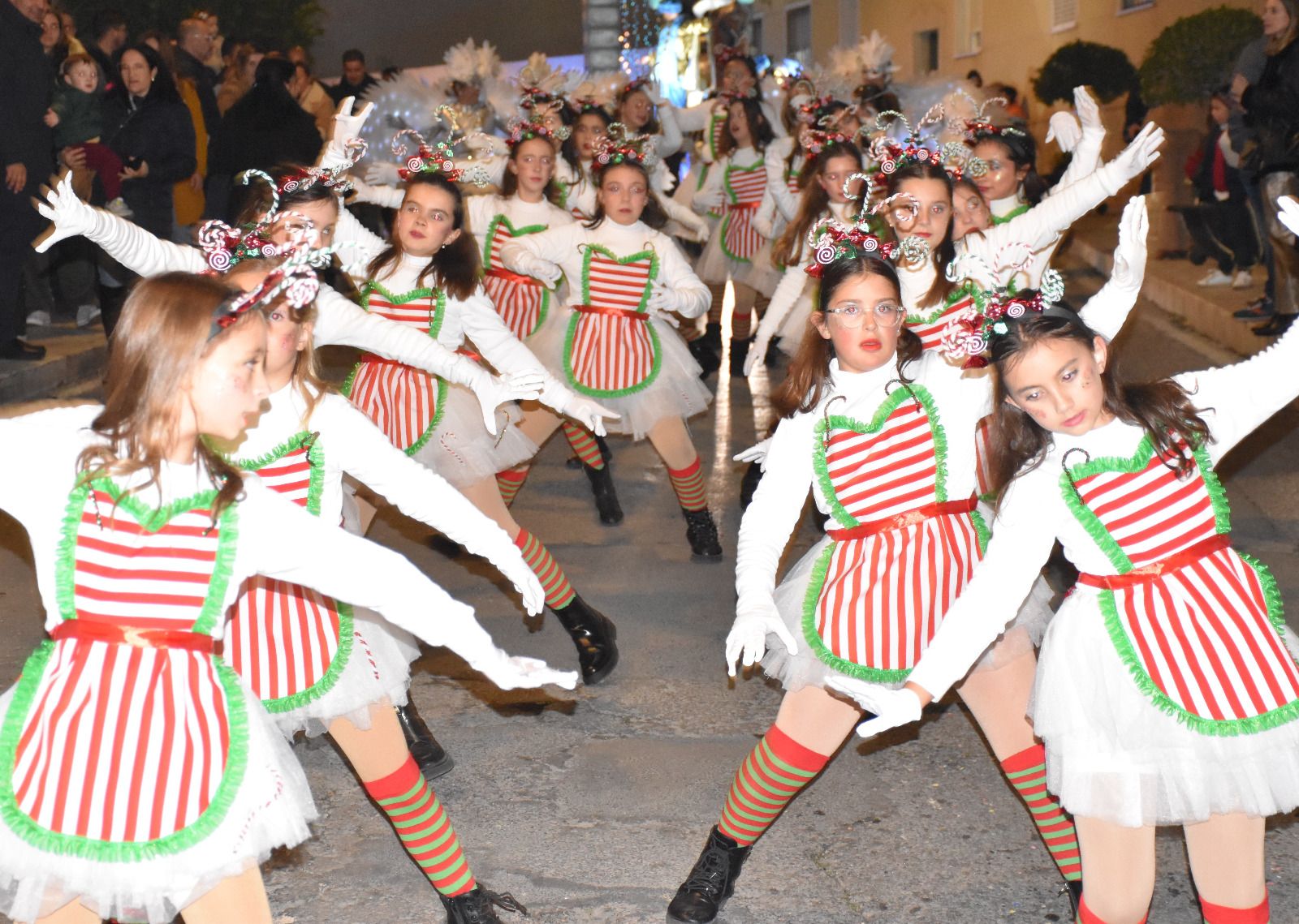 Macael desborda ilusión en la visita de los Reyes Magos: la cabalgata, en imágenes