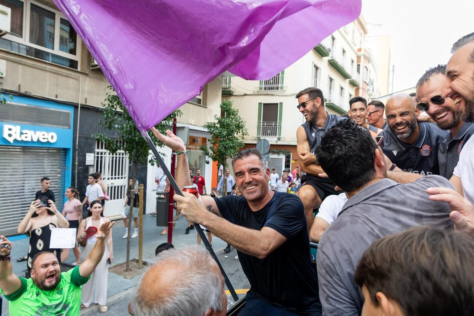 La fiesta por el ascenso del Real Jaén en La Plaza de Santa María y el Ayuntamiento