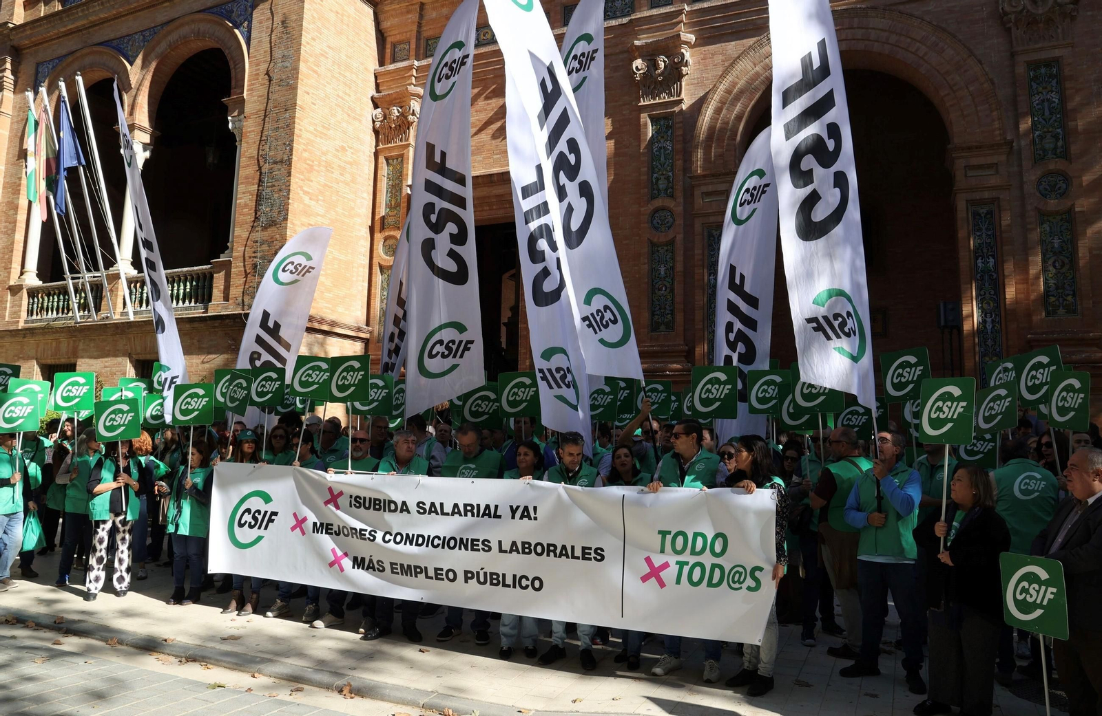 Protesta de los funcionarios ante la Subdelagación del Gobierno de Sevilla. Protesta de los funcionarios ante la Subdelagación del Gobierno de Sevilla.