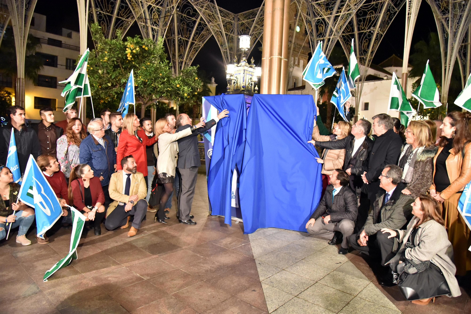 Pegada de carteles en el inicio de la campaña electoral a las elecciones andaluzas