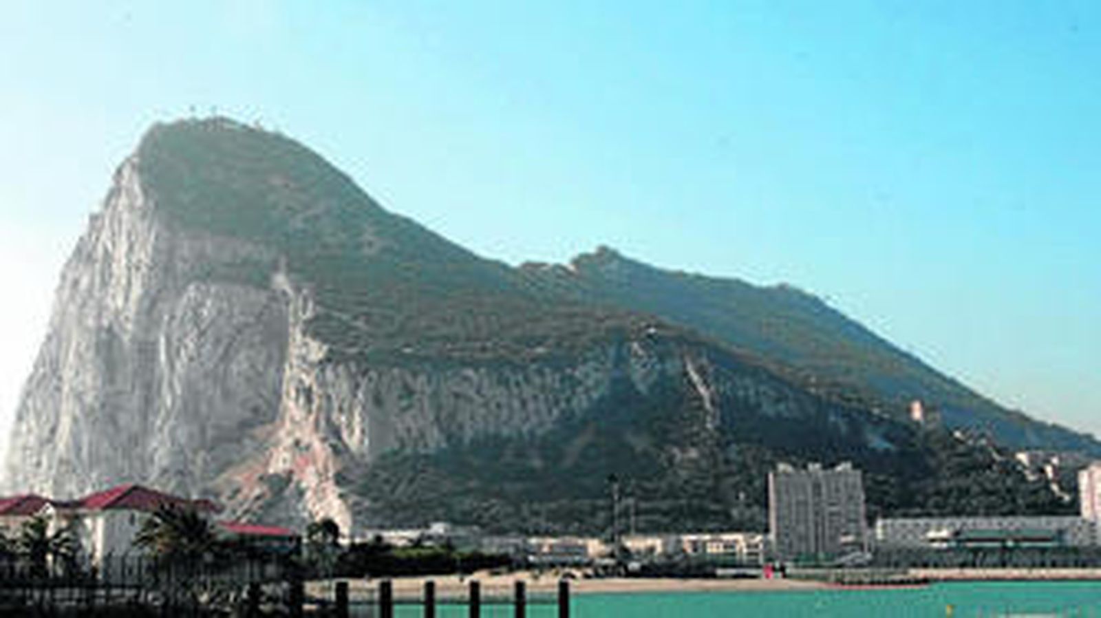 Imagen del Peñón de Gibraltar, tomada desde la playa de Poniente de La Línea de la Concepción.