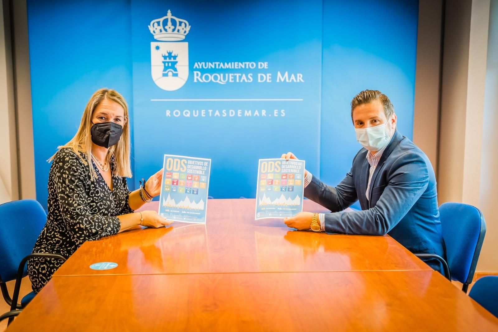 Susi Ibáñez y José Luis Llamas muestran la representación gráfica de los Objetivos de Desarrollo Sostenible.