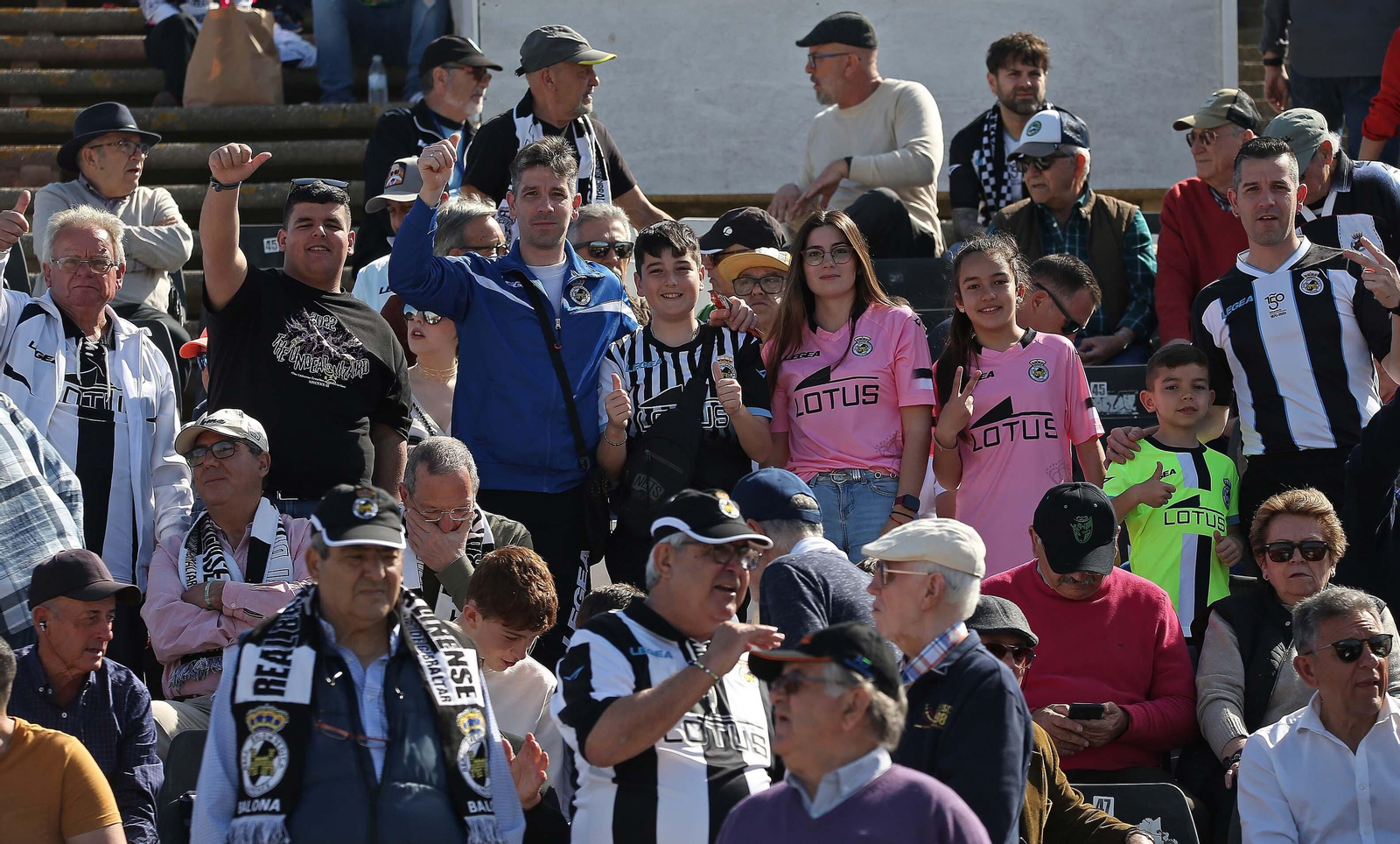 Fotos de la afición durante el Balona - Badajoz en el estadio municipal de La Línea