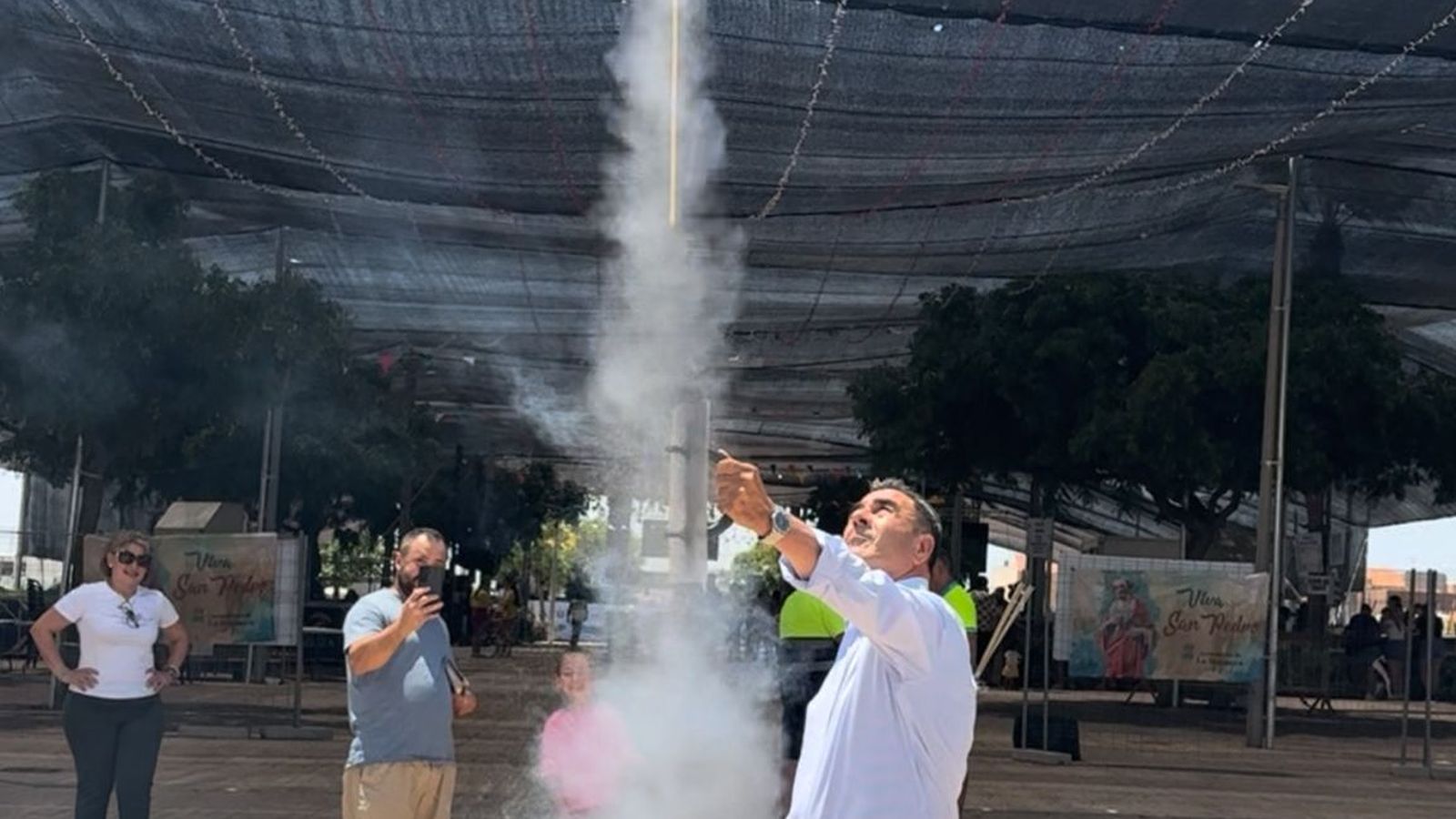 Lanzamiento del cohete para dar inicio a la feria del mediodía.