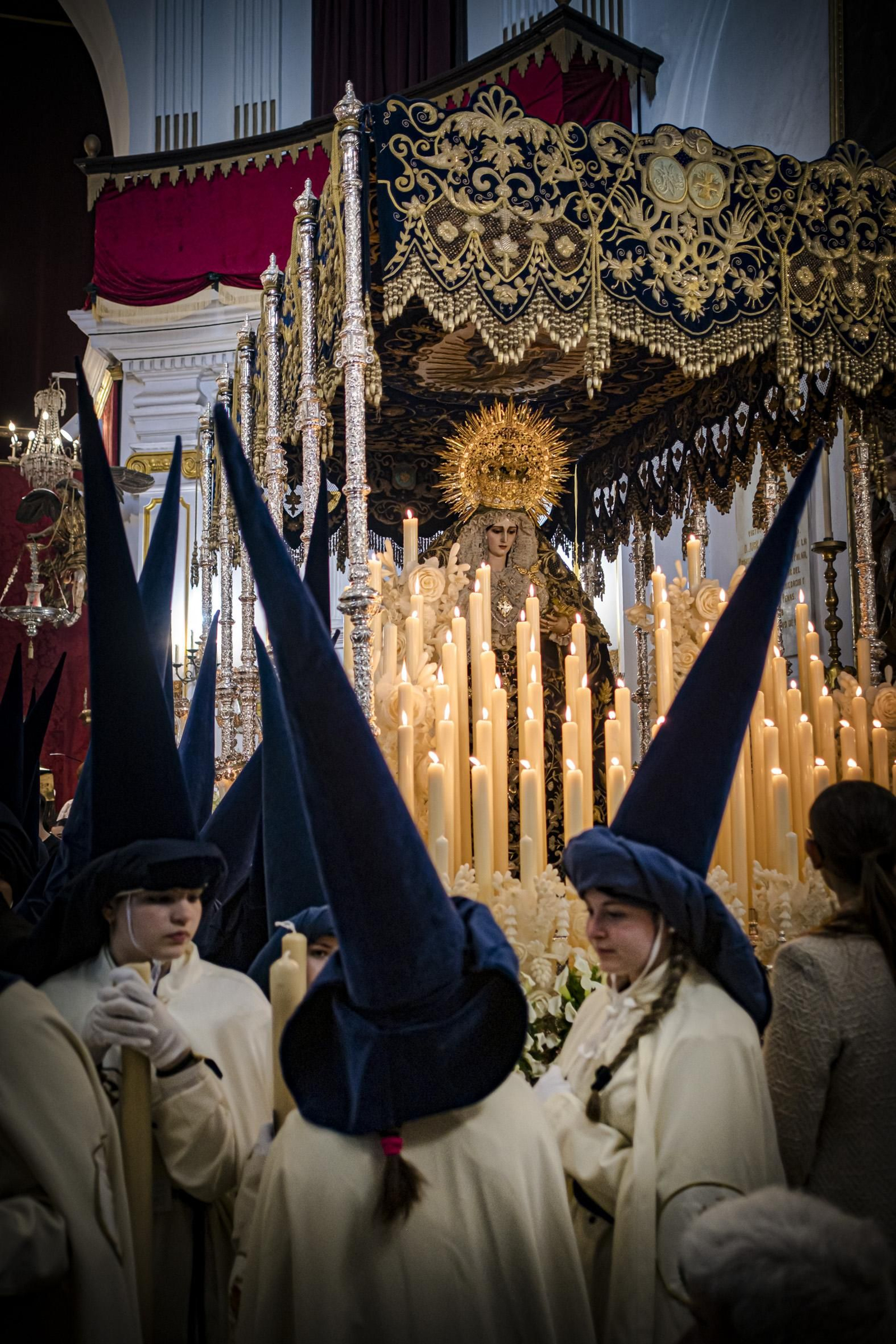 Imágenes de la salida de La Palma en la Semana Santa de Cádiz 2025