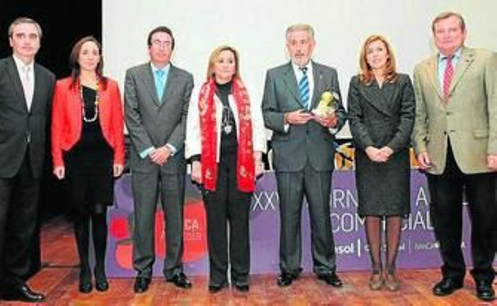 El técnico Augusto Carmona, con el premio en la mano.