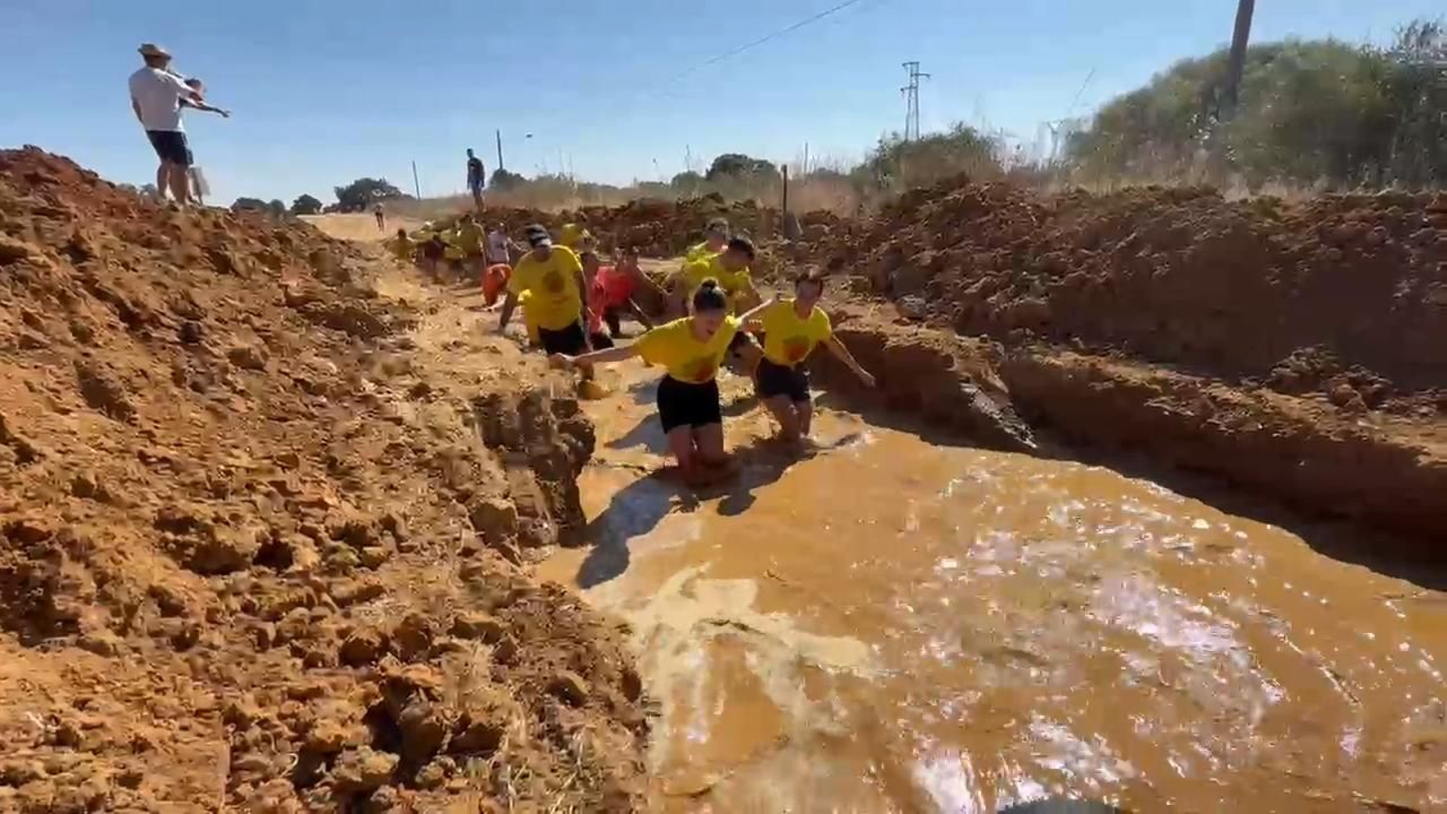 Así son los obstáculos de agua y fango en la Carrera del Barro de La Barca de la Florida
