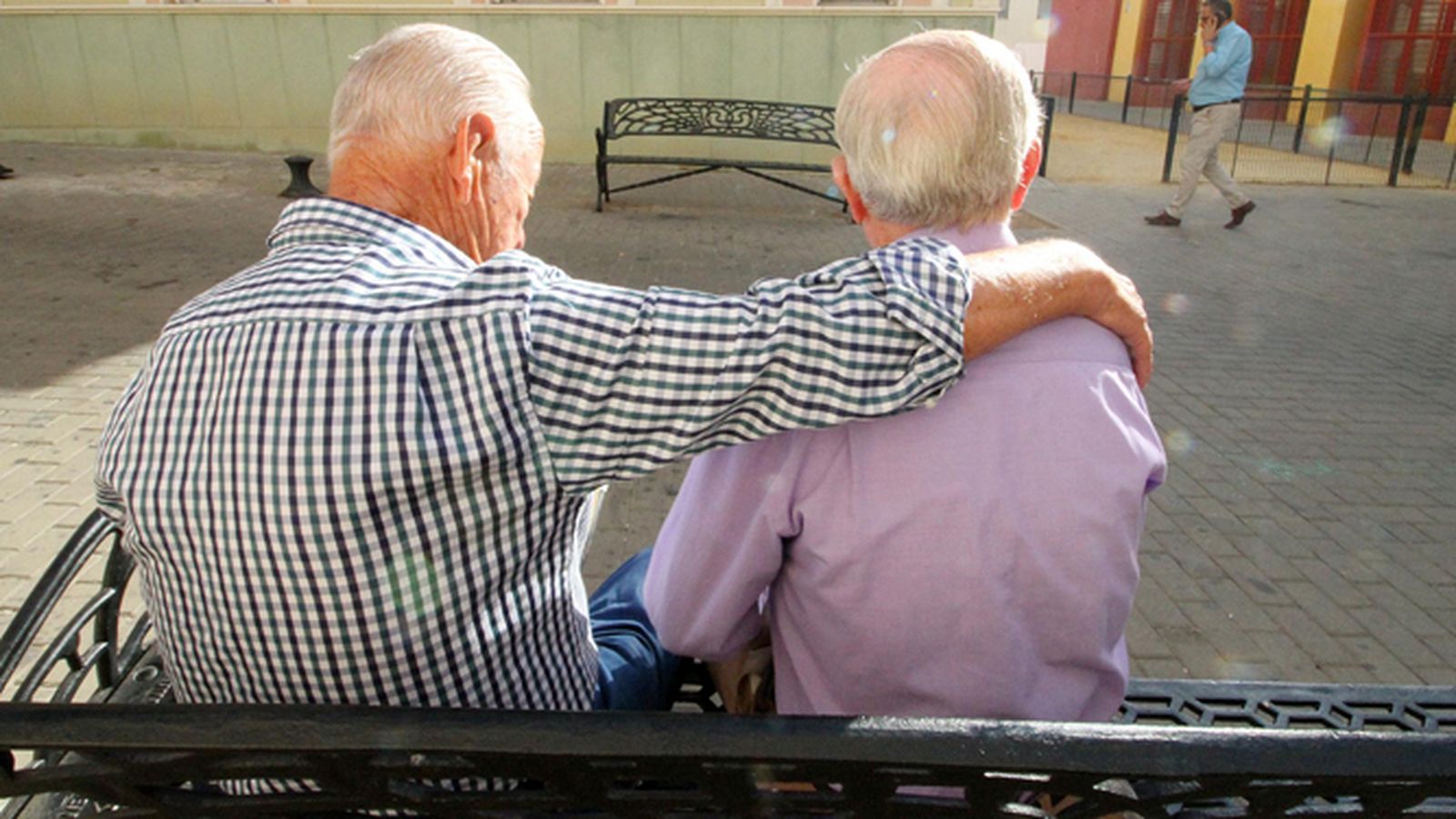 Dos ancianos descansan en un banco