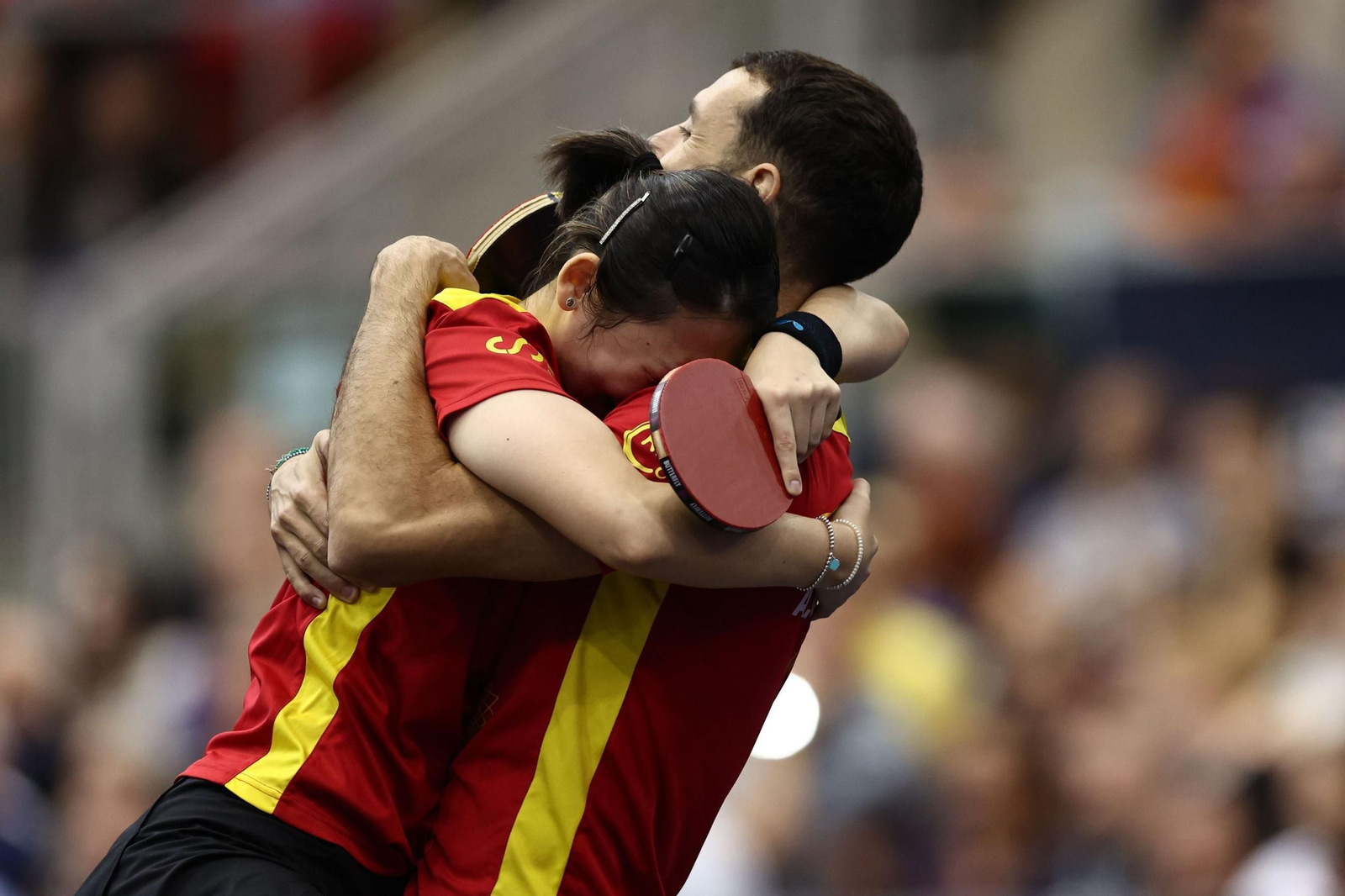 Álvaro Robles y María Xiao se abrazan tras la consecución del título. Álvaro Robles y María Xiao se abrazan tras la consecución del título.