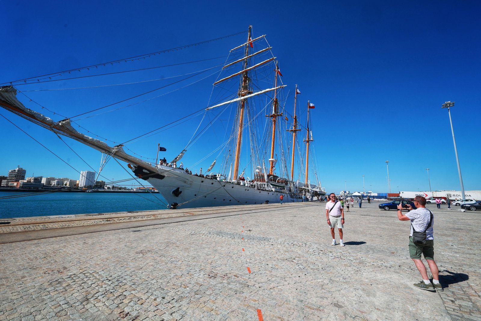 El gemelo del 'Elcano' está en Cádiz: las visitas al buque 'Esmeralda', en imágenes