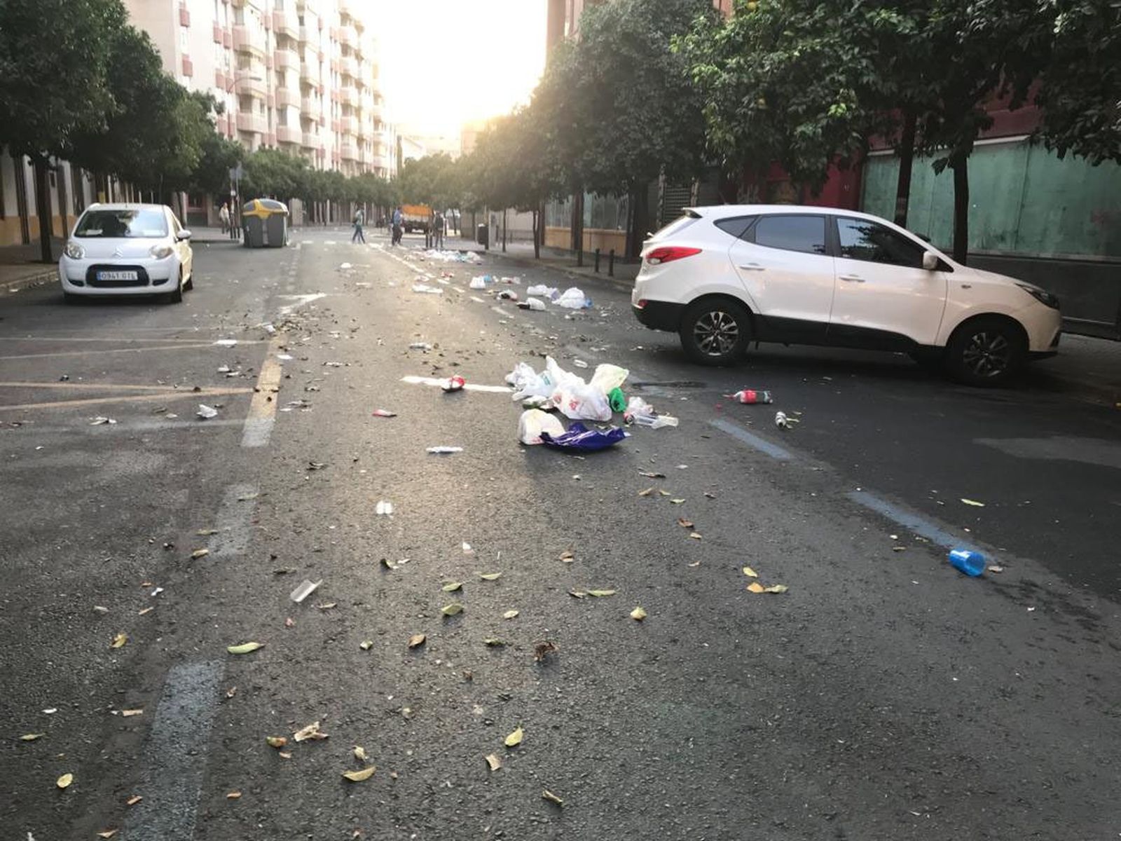 Restos de 'botellona' en Viapol y Parque de los Príncipes