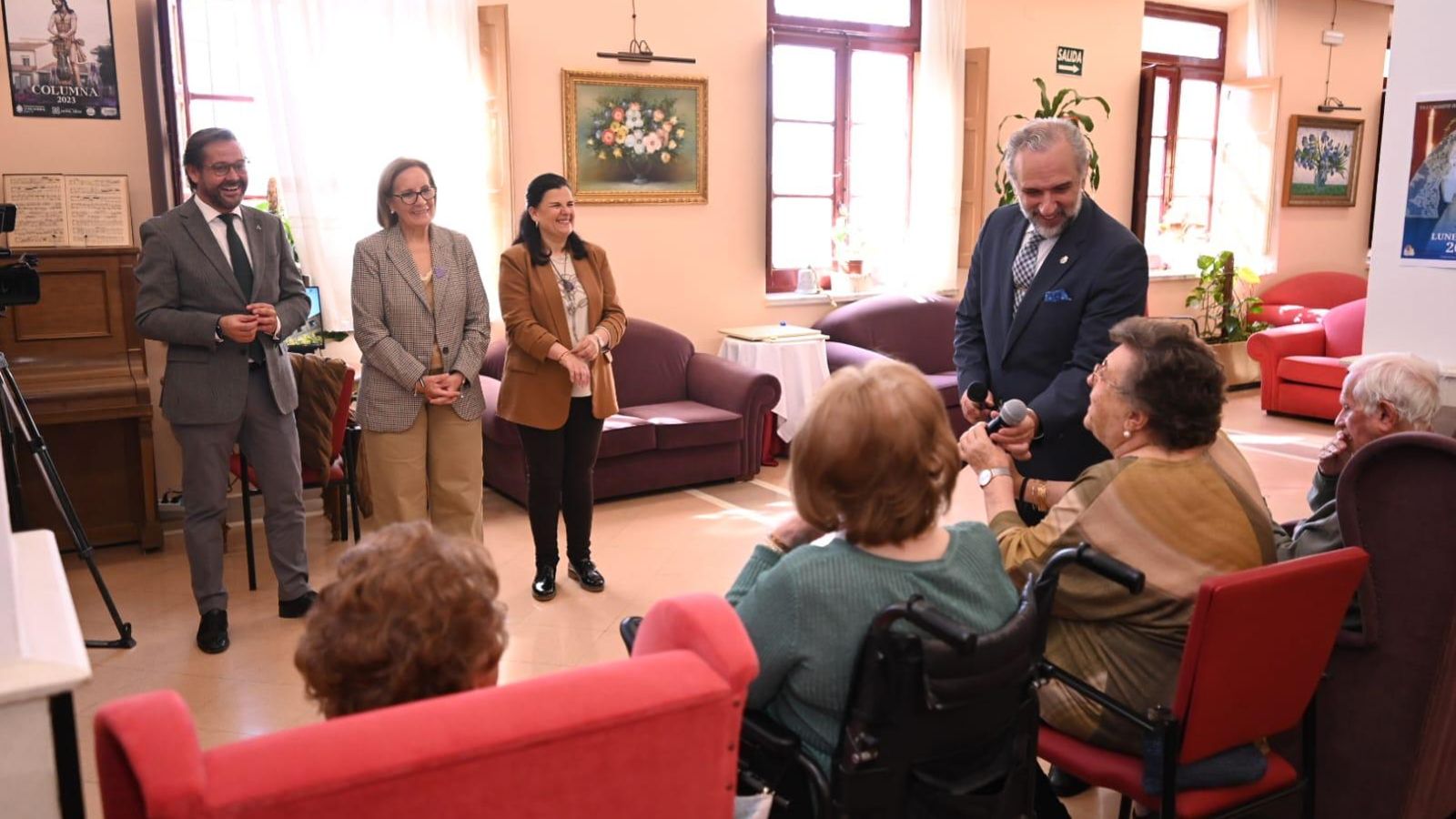 Visita del delegado Antonio Granados y la delegada Matilde Ortiz al Centro Residencial para Personas Mayores Nuestra Señora Del Perpetuo Socorro de Santa Fe