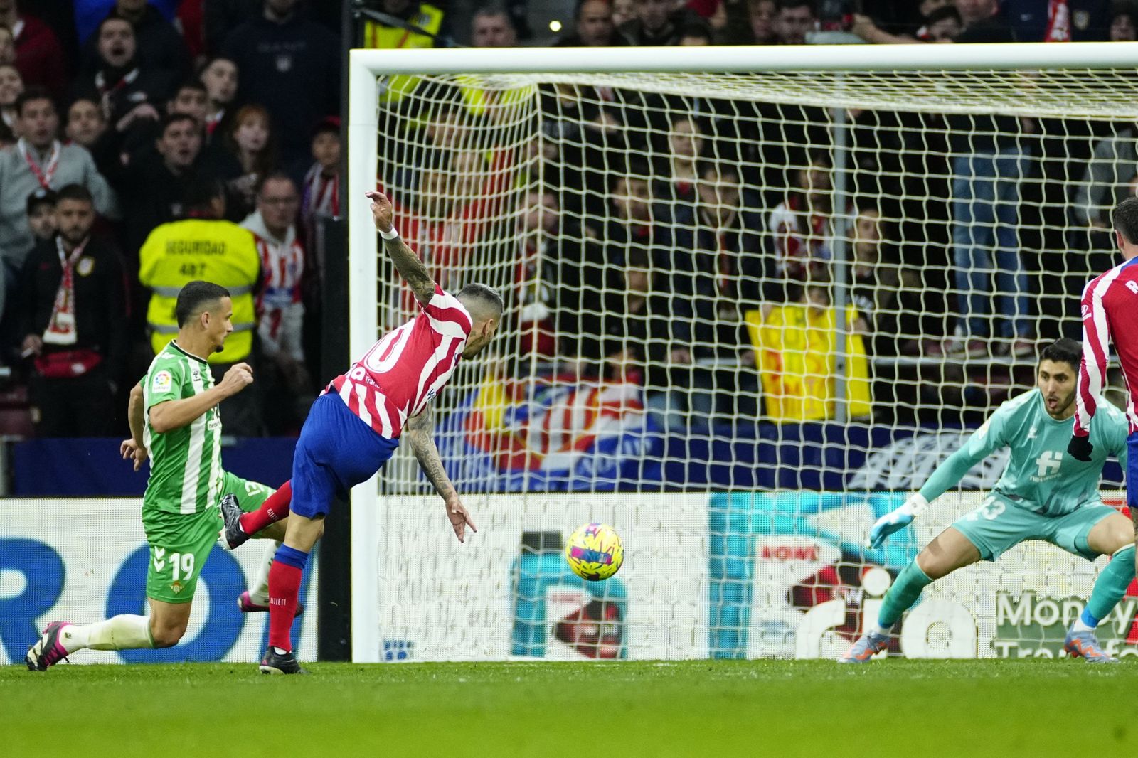 Ángel Correa bate a Rui Silva para decidir el partido.