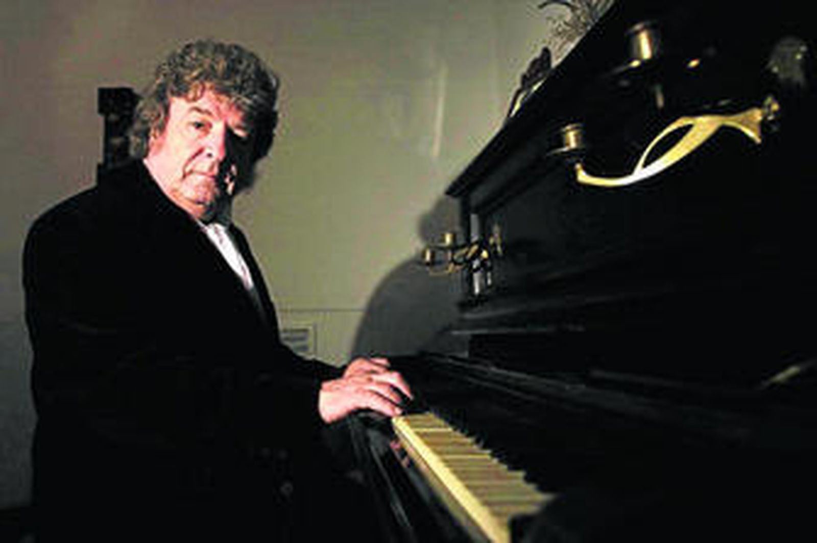 El cantaor granadino ante el piano de García Lorca en Fuente Vaqueros.