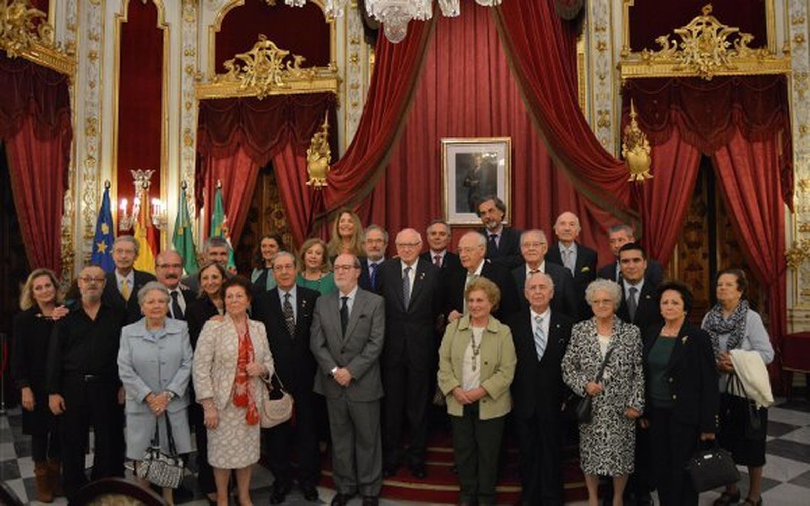 El grupo de ateneístas, con el galardonado José Pedro Pérez-Llorca, en el salón Regio de la Diputación, tras finalizar el acto de entrega del Drago de Oro.  Foto: Ignacio Casas de Ciria