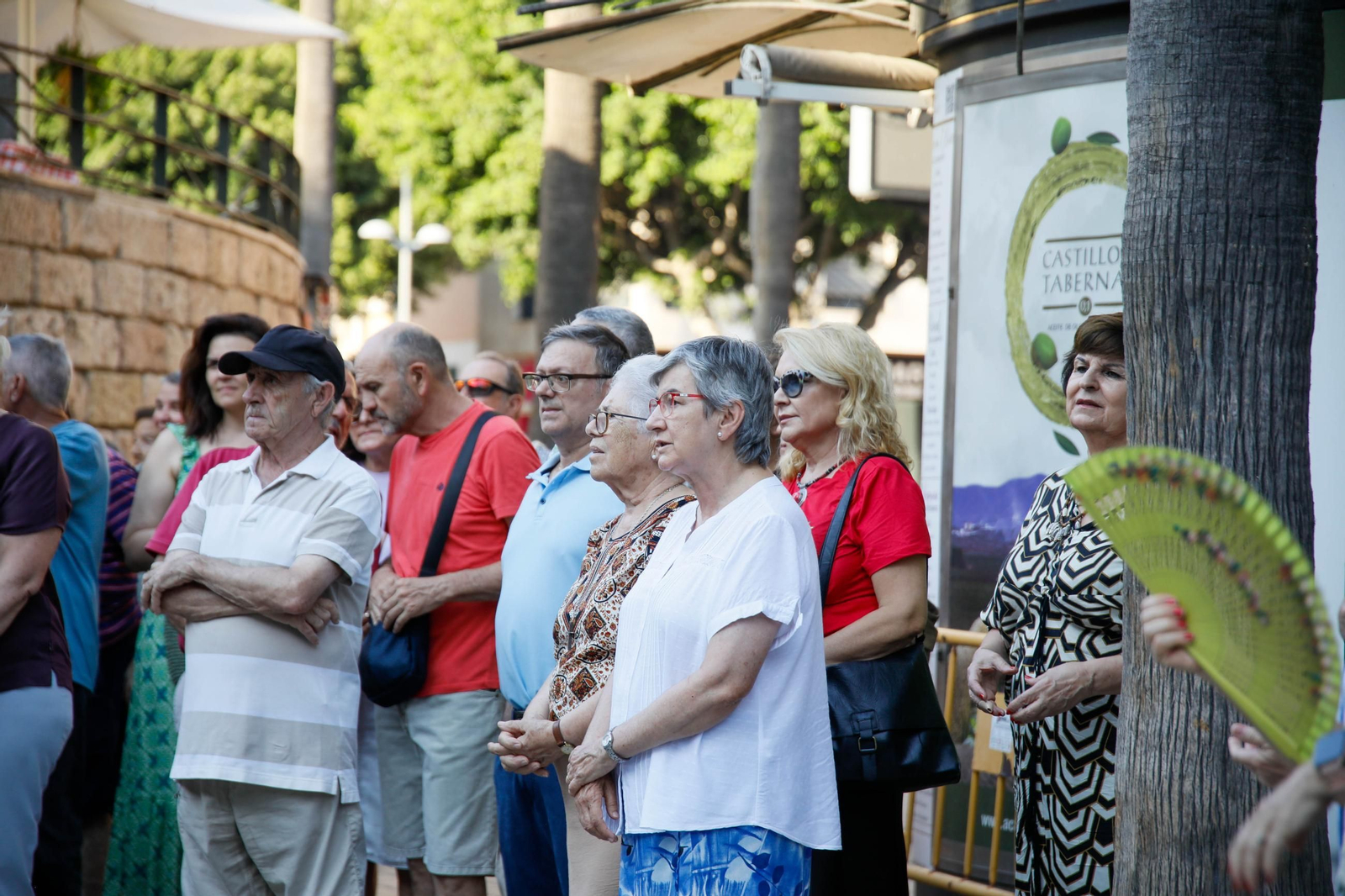 Las imágenes del minuto de silencio en el Mirador de la Rambla por la mujer asesinada en Almería